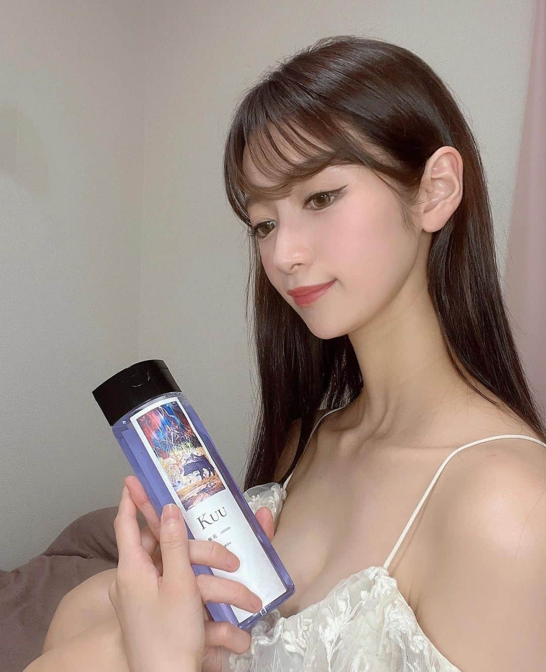 児玉菜々子さんのインスタグラム写真 - (児玉菜々子Instagram)「テンションの上がるPR嬉しい🥰  発売されたばかりの @kuu_shop_officialの シャンプーげっとしました🧴  私はツヤふんわりのタイプの紫苑-SHION-を選びました🧸🎀 私好みのアンバーの香りで幸せな気持ちになる🥺  このシャンプーは、水の代わりに頭皮の保湿作用や毛髪にツヤとなめらかさを出す加水分解コラーゲンエキスを使っていて濃密美容液シャンプーになってるみたい🐬 水を一切使ってないシャンプーって初めて聞いた😳✨✨  また感想とか気になる人はコメント、DMしてね🥰 また感想もインスタで報告します🐾  髪の毛の綺麗な女性は好きですか？🥺  #kuu #kuuaquafreeseries #濃密美容液  #美容 #supported #美容day #ヘアケア #トリートメント #バスタイム #美活 #健康美  #アラサー  #アラサー女子  #アラフォー女子  #美活 #女子力 #バスタイム #日常 #加水分解コラーゲン #instagood  #instagram  #instapic  #instalike  #followme」4月17日 23時33分 - nanaco.conana