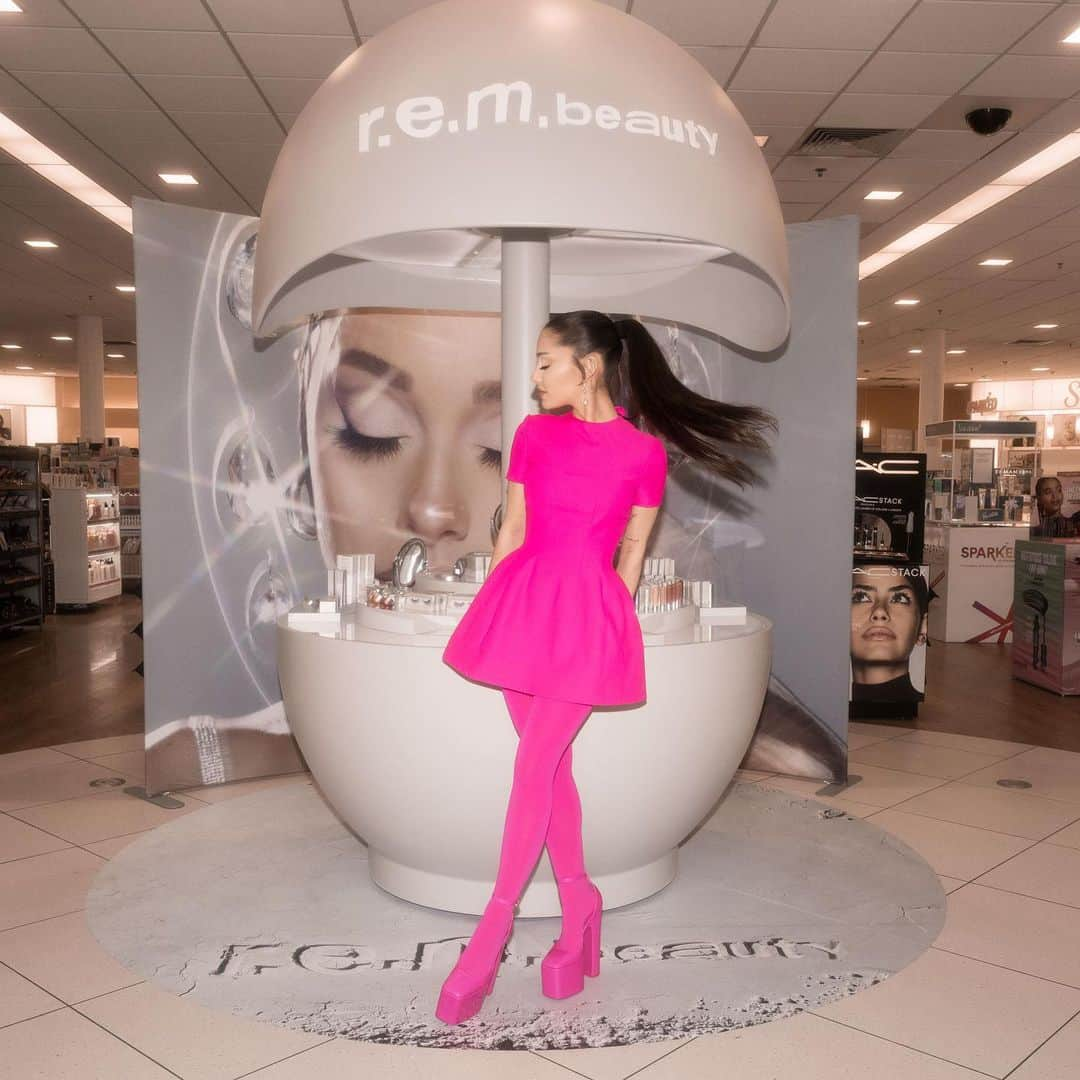 アリアナ・グランデさんのインスタグラム写真 - (アリアナ・グランデInstagram)「today’s the day !!!!! @r.e.m.beauty is now available in select @ultabeauty stores nationwide and on ulta.com ~ i can’t even begin to tell you how excited and thankful i am. i so hope you enjoy ! thank you endlessly @ultabeauty」4月18日 0時05分 - arianagrande