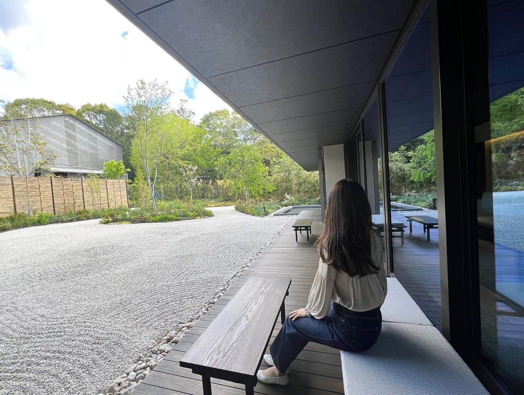 長谷川朋美さんのインスタグラム写真 - (長谷川朋美Instagram)「恒例の京都でご飯会の時にお泊まりしたのは、今年オープンしたばかりの #オークラ岡崎別邸 でした🥰  夜遅くにチェックインした時は お庭が見えなかったので意外と普通だな… と思っていたのですが😂  朝食の時にお庭をお散歩して その素敵さがわかりました✨  朝食がまたヘルシーで美味しくて美しくて 女性が好みそうな感じ✨  その前の広島・大阪出版イベントについては また後ほどUPします❤️  #ホテルオークラ #オークラ #岡崎別邸 #京都 #hotelstay #luxury #breakfast #朝食 #ホテルステイ」4月18日 6時36分 - hasegawa.elena.tomomi