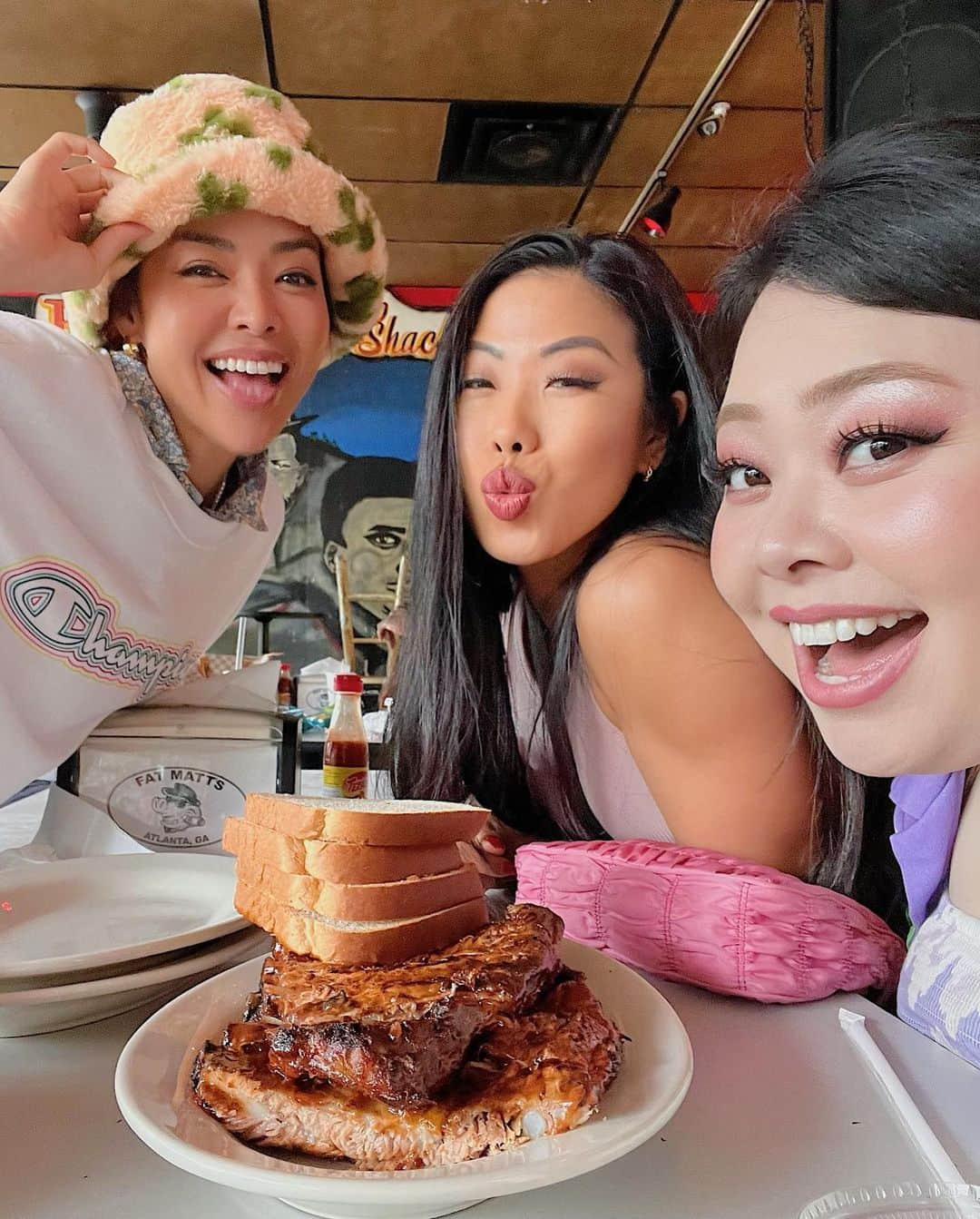 渡辺直美さんのインスタグラム写真 - (渡辺直美Instagram)「My first time visiting Atlanta❤️ nice food,good people,cool culture, everything was beautiful🌸  i'm obsessed with Atlanta.  初アトランタ🥰 お友達の @maasaishihara と🥺 アトランタ在住の @chika_takai に色々連れて行ってもらったよ🥰ありがとう💫  食べ物美味しすぎて泣いた🥲 カルチャーもかっこいいし、人も温かくて今すぐにでもアトランタにまた行きたい‼︎  まあさちゃんがまじいかつくて😂 街歩いてるだけで、100人くらいにナンパされててさw 全然前進めなかったw まじ激強😂😂😂  私はおじいちゃんおばあちゃんに 「おめぇのそのシャツかっけーな‼︎どこで買ったんや‼︎」って別の所で大人気😂😂  それぞれの需要場所でやらしてもろうてます😂😂😂  初アトランタまじ最高でした🥰🌸  恒例の… どの写真が好きで、どの写真が謎？😂 謎が大きい場合は質問してくださいw  #atlanta」4月18日 11時58分 - watanabenaomi703