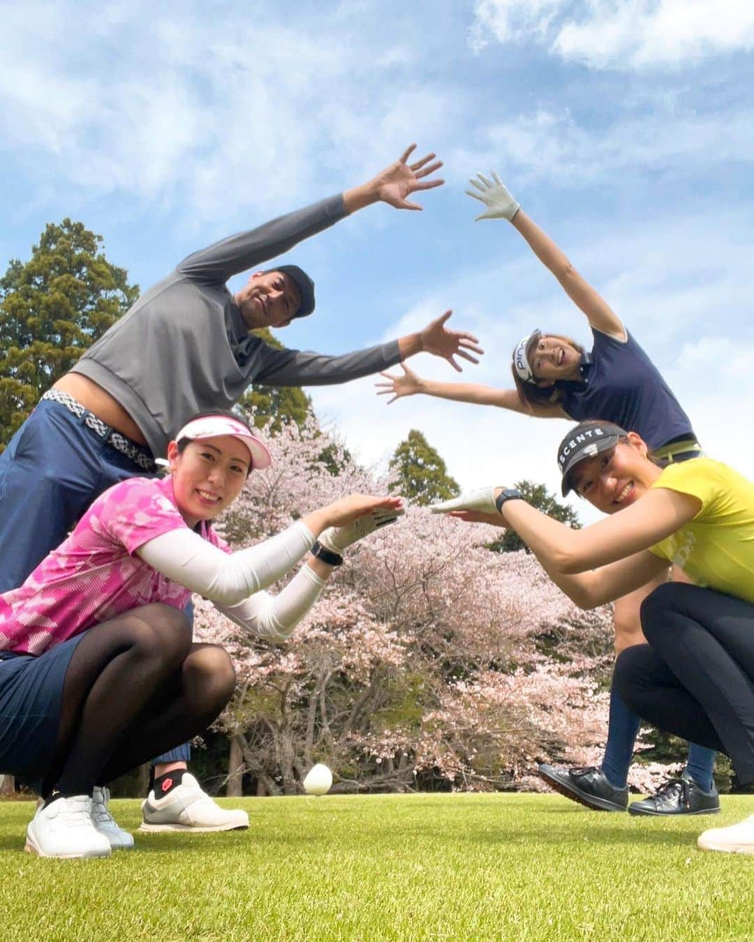 狩野舞子さんのインスタグラム写真 - (狩野舞子Instagram)「バレーボーラーゴルフ⛳️  元パナソニックパンサーズ🐆 山本隆弘さん @yamamototakahiro5 元デンソーエアリービーズ 🐝 横山雅美さん @chami_12yk  元パイオニアレッドウイングス🦜 持丸結美子ちゃん @yumiko.916  と一緒にラウンドしました🤗 ・ 天気も良くて、桜もまだ綺麗で最高でした🌸 バレーボーラーのみなさん 仲間入りお待ちしていまーす😚⛳️ ・ #golf #ゴルフ #平均身長高め #この2人のブロック抜けるかな #もっちーと偶然おそろコーデ #noppomaikogolf」4月18日 12時34分 - kanochan715