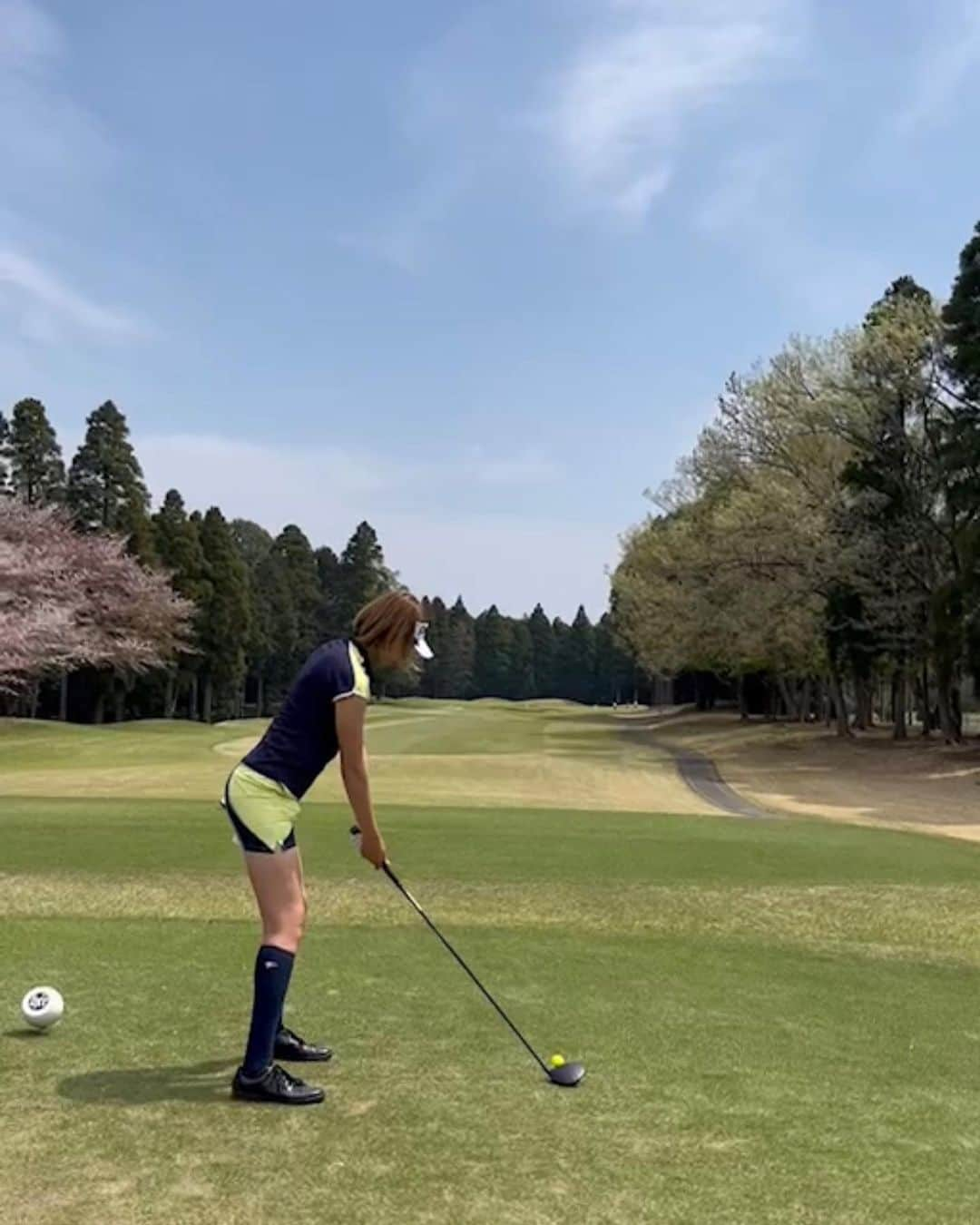 狩野舞子さんのインスタグラム写真 - (狩野舞子Instagram)「バレーボーラーゴルフ⛳️  元パナソニックパンサーズ🐆 山本隆弘さん @yamamototakahiro5 元デンソーエアリービーズ 🐝 横山雅美さん @chami_12yk  元パイオニアレッドウイングス🦜 持丸結美子ちゃん @yumiko.916  と一緒にラウンドしました🤗 ・ 天気も良くて、桜もまだ綺麗で最高でした🌸 バレーボーラーのみなさん 仲間入りお待ちしていまーす😚⛳️ ・ #golf #ゴルフ #平均身長高め #この2人のブロック抜けるかな #もっちーと偶然おそろコーデ #noppomaikogolf」4月18日 12時34分 - kanochan715