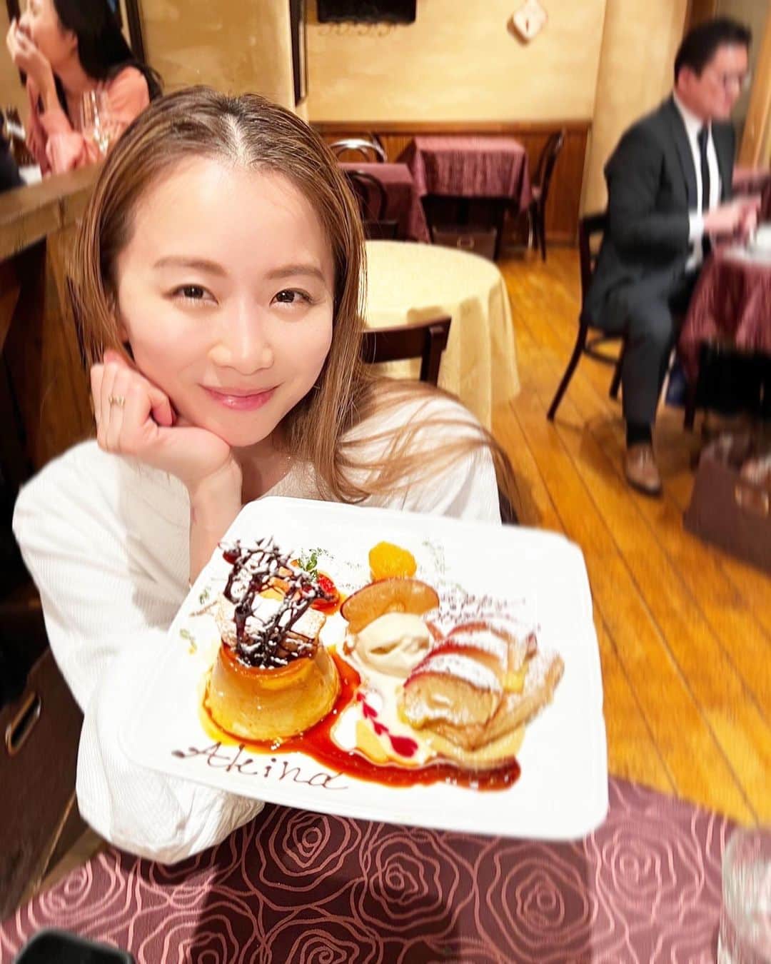 大田明奈さんのインスタグラム写真 - (大田明奈Instagram)「3月誕生日🐟座🎂の女 最近までお祝いしてもらいました🥹 いつも皆さまに助けられて生きてます。 幸せです。 ありがとうございます🥰 大事にします。  いっぱいLOVE❣️ #焼き肉ジャンボ #誕生日  #アラフォー　🥹 #狭深タイプ 何枚目かの子供は姪っ子❣️さーちゃん🥰可愛いなぁ」4月18日 13時02分 - moreakee