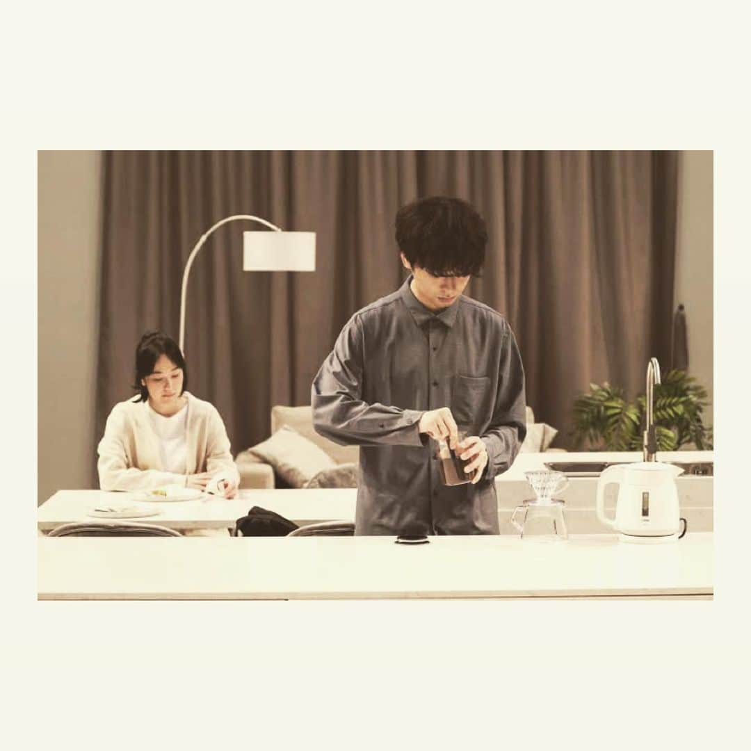 橋本淳さんのインスタグラム写真 - (橋本淳Instagram)「. 舞台「もはやしずか」  全公演終了しました。 無事に、全員無事に。 ゴールに辿り着いたことが 何より嬉しいし、安堵しています。  毎公演 これが最後と思いながら 検査結果に怯えた日々から解放され 今はホッとしています。 これから徐々に、 寂しさへと フェードしていくことでしょう。  ご来場本当にありがとうございました。 連日たくさんの方がお越しになり 日毎に当日券の列も伸び こんな感覚は久々だなと 嬉しさに小躍りしていました。  口コミから広がり 色んなコミュニティの人が 劇場へと集まりギュッとしている あの空間と時間の中に 存在出来たことはこの上ない幸せです。  そして今回集まった キャスト、スタッフの皆様、 本当にお疲れ様でした。 ありがとうございました。  心から信頼している皆様が 集結してくださったからこそ ここまでこれたのだなと感じています。 また会いたいなぁ。 コロナでなければ打ち上げとかもね。  別れ難いキャストは ガランとした楽屋の一室に集まり 終演後1時間近く話していました 高校生みたいに。 いつかの再会を祈りつつ、 1人また1人と楽屋を後にしていく姿は まだ脳裏に残ってます。  そして、加藤拓也氏。 すごい人です、ほんとに。 彼の作る世界を少しでも 具現化できたのなら嬉しいです。 この作品で間違いなく、 僕の寿命は縮まりましたけど その分、豊かな時間を貰えました。  不毛な長時間より 凝縮された短時間 が好みな僕には堪らない。  本当にお疲れ様でした。 ありがとう。  コーヒーを淹れるたびに思い出す。 康二が背後にいる人生も またいいなと感じながら。 . . . #もはやしずか #シアタートラム #加藤拓也 #黒木華 #藤谷理子 #天野はな #上田遥 #平原テツ #安達祐実 #松井周 #橋本淳」4月18日 13時42分 - atsushi_hashimoto_official