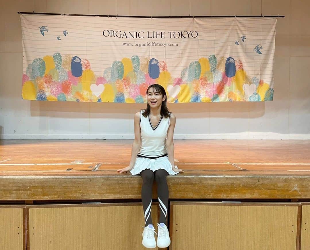 内山理名さんのインスタグラム写真 - (内山理名Instagram)「@organiclifetokyo 🌿  昨日は久しぶりのリアルヨガイベント。運営の皆様、そしてクラスに参加して下さった皆様、有り難うございました。  オーガニックライフ東京は、ヨガが好きで講師になる前から参加していたイベント。沢山学びも下さった先生方も集まっているので緊張とワクワクの時間でした。 今年は、 心地よい自然音の流れる中、睡眠研究科　@yukako_showanishikawa 西川ユカコさんに快適な睡眠についてのお話を伺い、後半はリラックスする夜ヨガを。  またリアルクラスでお会いしましょうね。  ⑤はヨガスクール同期であり、今回進行もしてくれた相棒　@chika_kanai  Thanks!  #yogawear / @torysport  #sneakers / @emmi.jp」4月18日 14時08分 - rinauchiyama_official