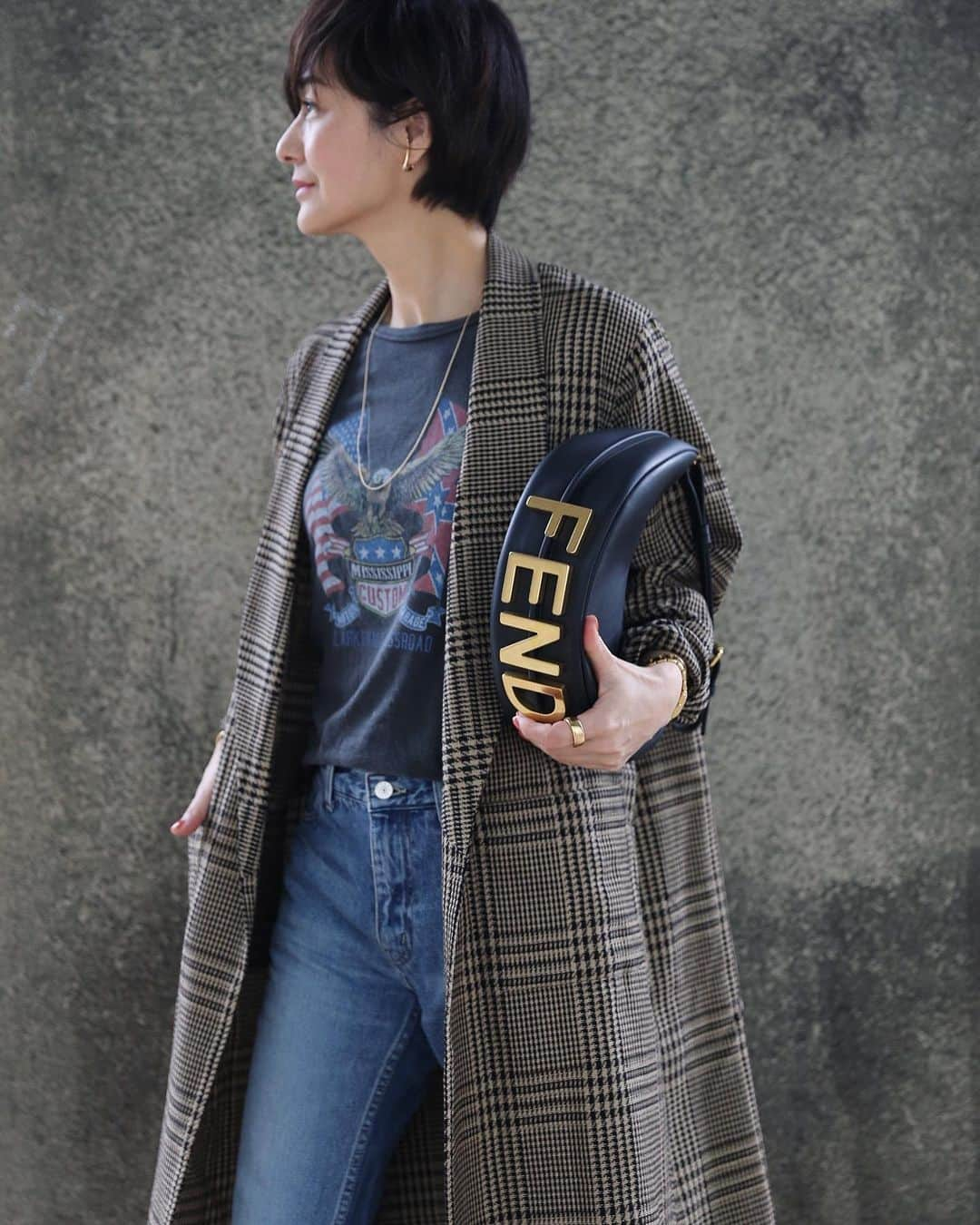 富岡佳子さんのインスタグラム写真 - (富岡佳子Instagram)「#fendi #gift 今日は「ROCKだね〜」とたくさん言われました☺︎ アイテムについてはスワイプ&タップしてみてくださいね！」4月18日 16時14分 - yoshikotomioka