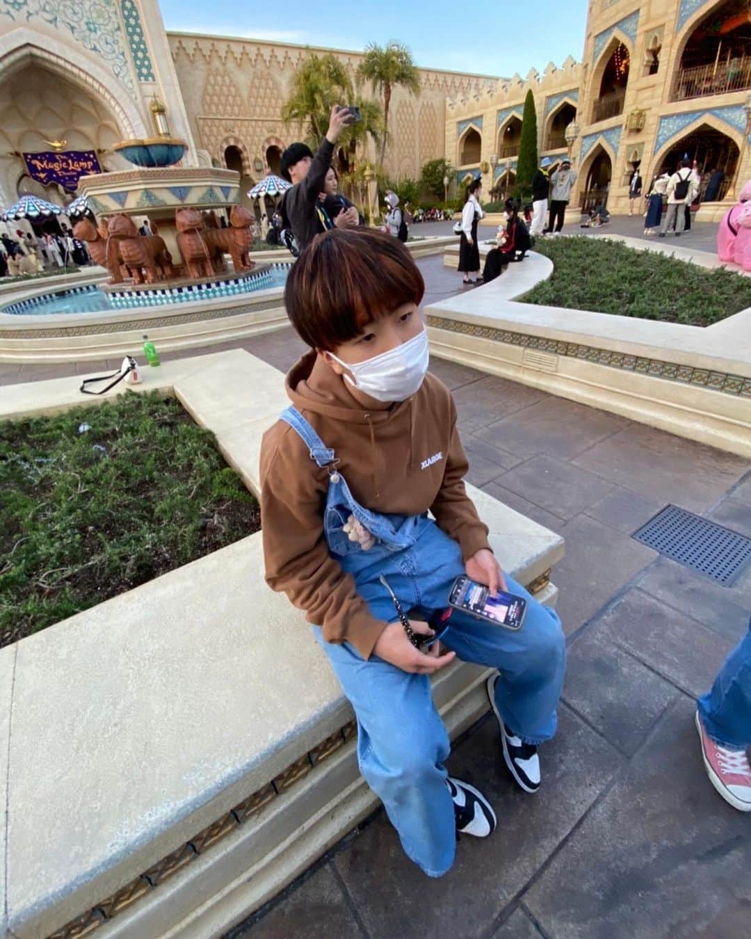 那須川梨々さんのインスタグラム写真 - (那須川梨々Instagram)「☺︎  Disney Photo📸💗  ねねちゃんが沢山撮ってくれたよ💫 ディズニーシーの食べ物美味しすぎて沢山食べてしまった😊 でも歩いたから0キロカロリー🧚🏻‍♀️  最後の写真はもう疲れた帰ろうと連呼する弟です。 夢の国にいるのに目が死んでる😂  エモい写真が撮れるアプリ教えて〜🙋🏻‍♀️  #disneysea #東京ディズニーシー #デニムコーデ #夢が叶う場所 #弟 #末っ子 #うるさい」4月18日 21時22分 - riri_0710
