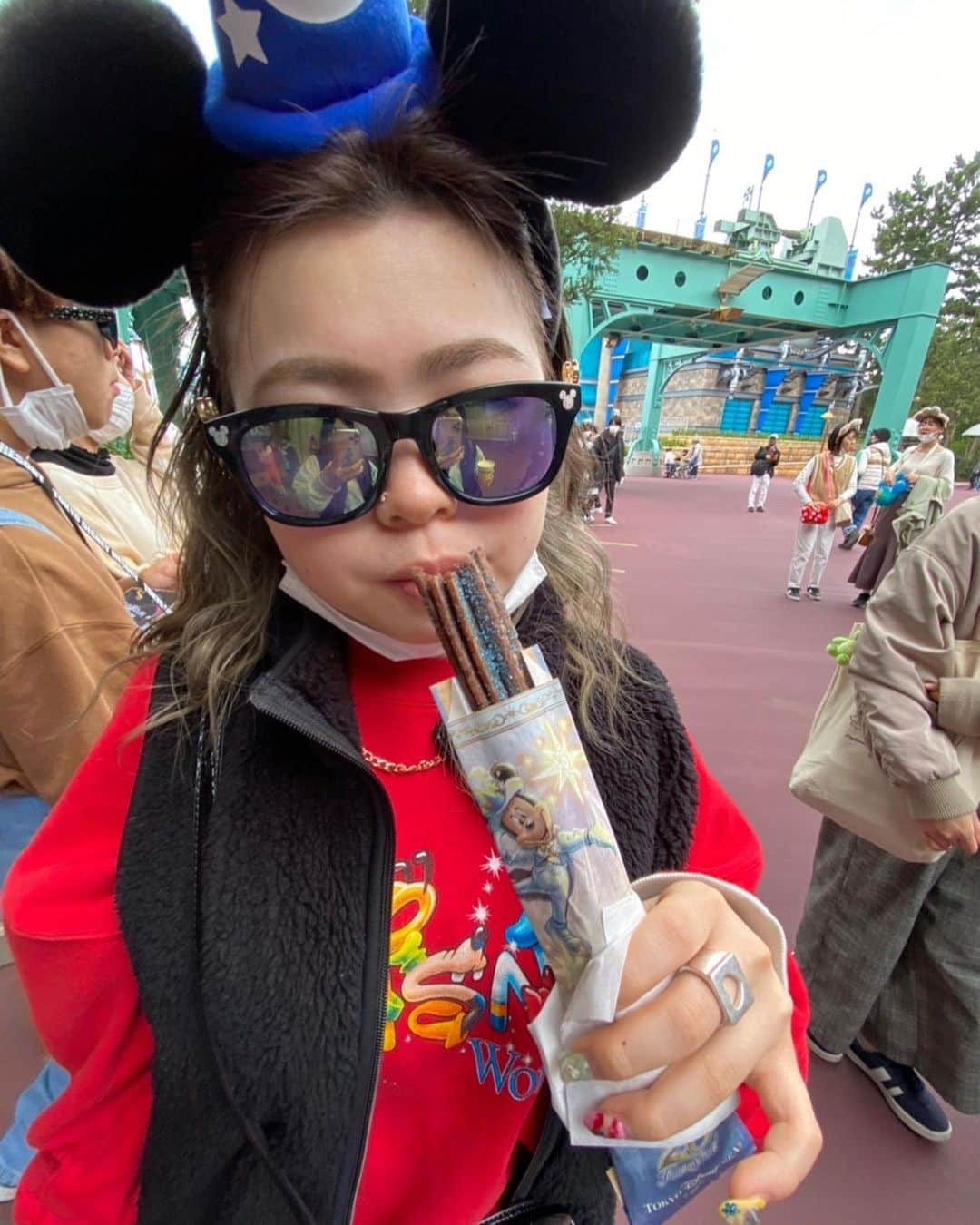 那須川梨々さんのインスタグラム写真 - (那須川梨々Instagram)「☺︎  Disney Photo📸💗  ねねちゃんが沢山撮ってくれたよ💫 ディズニーシーの食べ物美味しすぎて沢山食べてしまった😊 でも歩いたから0キロカロリー🧚🏻‍♀️  最後の写真はもう疲れた帰ろうと連呼する弟です。 夢の国にいるのに目が死んでる😂  エモい写真が撮れるアプリ教えて〜🙋🏻‍♀️  #disneysea #東京ディズニーシー #デニムコーデ #夢が叶う場所 #弟 #末っ子 #うるさい」4月18日 21時22分 - riri_0710