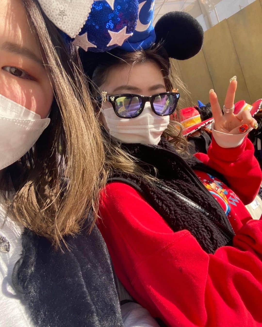 那須川梨々さんのインスタグラム写真 - (那須川梨々Instagram)「☺︎  Disney Photo📸💗  ねねちゃんが沢山撮ってくれたよ💫 ディズニーシーの食べ物美味しすぎて沢山食べてしまった😊 でも歩いたから0キロカロリー🧚🏻‍♀️  最後の写真はもう疲れた帰ろうと連呼する弟です。 夢の国にいるのに目が死んでる😂  エモい写真が撮れるアプリ教えて〜🙋🏻‍♀️  #disneysea #東京ディズニーシー #デニムコーデ #夢が叶う場所 #弟 #末っ子 #うるさい」4月18日 21時22分 - riri_0710