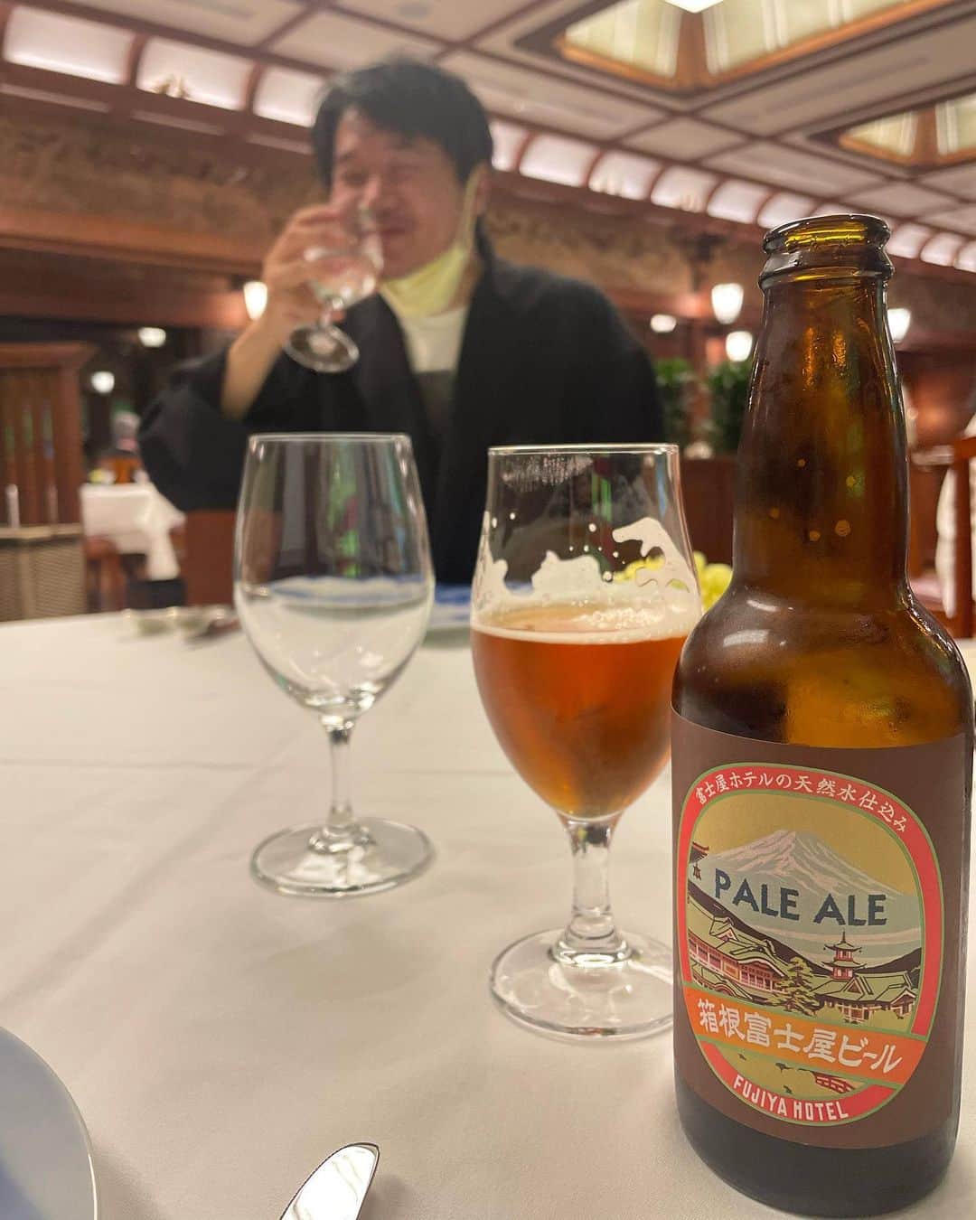 犬山紙子さんのインスタグラム写真 - (犬山紙子Instagram)「富士屋ホテルのレストランのご飯がどれもこれも最高だった。 私が飲んでるのは箱根富士屋ビール🍺 つるちゃんは水飲んでるはずなのにものすごく美味しそうにしている笑 帆立貝の上のコキールグラタンはたっぷりバターに中に海鮮がたっぷり、鮑も。周りをポテトで囲ってるのも洒落てる。　 娘は最後プリンアラモードを。  ザフジヤの朝食も「ホテルの朝食のど真ん中」という感じです。ジャムやバターを入れてる銀製の容器までかわいい。  #富士屋ホテル　#ザフジヤ　#食　#箱根　#箱根旅行」4月18日 21時55分 - inuyamakamiko