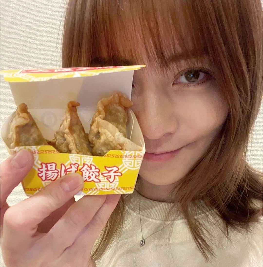 香里奈さんのインスタグラム写真 - (香里奈Instagram)「Got this !! 🥟  #大阪王将 × #familymart   ・商品名：大阪王将監修 揚げ餃子（4個入り） ・価格：税込168円 ・発売日：2022年4月12日（火） ・発売エリア：全国ファミリーマート ※2022年4月12日（火）～4月25日（月）は特別価格の税込148円で販売。 ※数量限定のため、無くなり次第終了となります。 ※店舗により、商品の取り扱いがない場合がございます。  です！  #香里奈 #karina #揚げ餃子 #すぐ食べれちゃうサイズ #ファミマへ急げ！ #あそこのファミマにも売ってるよ 笑 #🏪」4月18日 21時58分 - karina_official_221