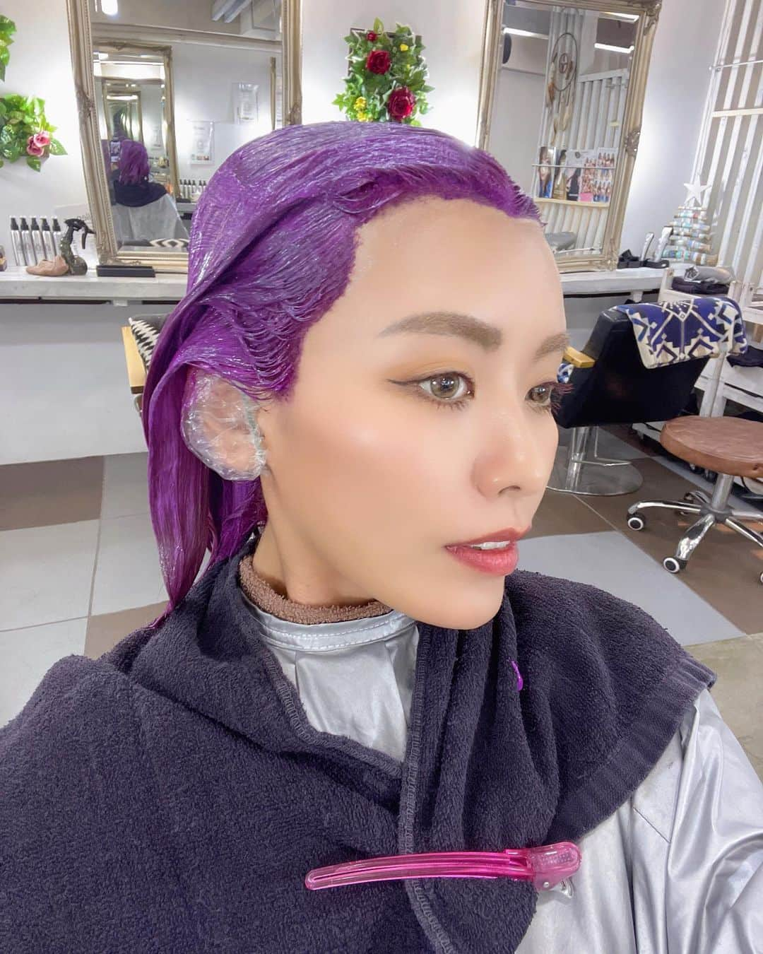 NAHOさんのインスタグラム写真 - (NAHOInstagram)「💜💜lavender color💜💜 . . 久々に色味入れてパツキンさんからガラッと変わってラベンダーカラーに💜🍇🧞‍♀️🔮 @soga_rollen_gm そがっちいつもありがとーお👏💜💜 . . 春だしこういう色味したくなるよね♡ ピンクとかラベンダーとかスキーぃ💋 カラー剤がグレープ色でめっちゃ美味しそうだった🤣🍇❣️w 安定のそがっちカラーとカットでプリンだった髪も綺麗に整ったよ✌️‼️🎶 テンション↑↑💜💖💜 . . . @rollen_wiz 03-6721-1655📲 . . . #NAHO #hairstyle #haircolor #lavenderhair #lavendercolor #bobhaircut #shorthair #haircut #ヘアカラー #ラベンダーカラー #ヘアスタイル #ボブ #切りっぱなしボブ # #なちぽん #撮影 #rollenwiz #モデル #美容室  #ローレン #ヘアカラー #前下がりボブ #ボブスタイル #ショートヘア」4月18日 22時26分 - naho25__kai_noa