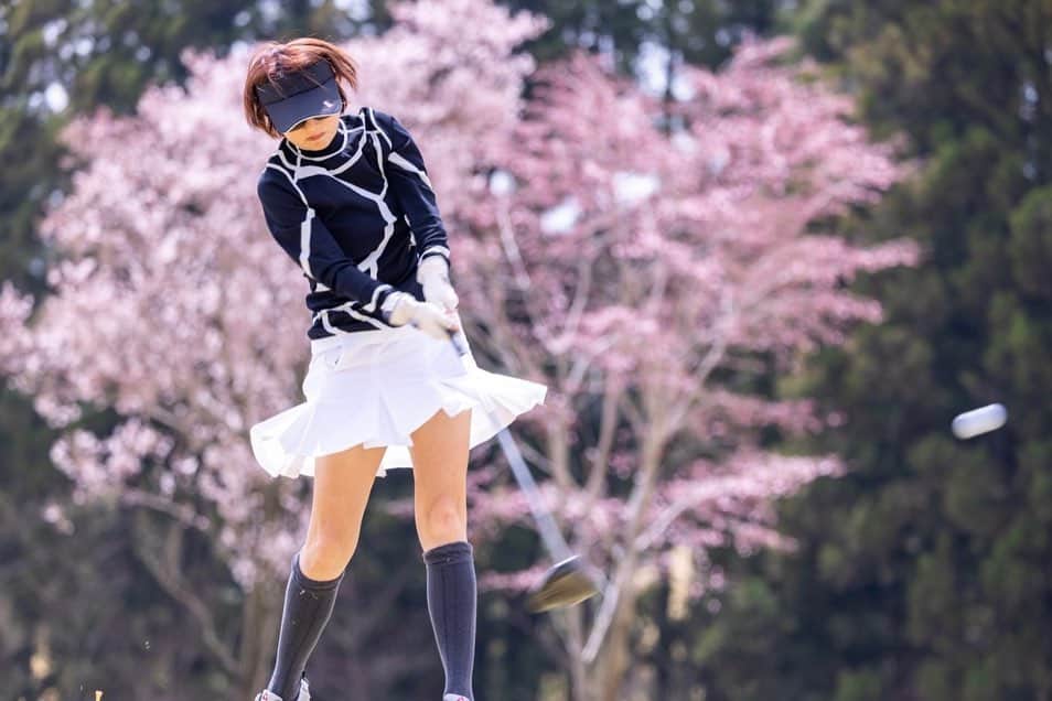 橋本志穂さんのインスタグラム写真 - (橋本志穂Instagram)「春の初め、、、  プロカメラマンの 真中さんとのラウンド。。  すごい望遠レンズのついた機材を持ってきてくれて、 撮影してくれるので 臨場感たっぷりな 写真を撮ってもらえる。 桜も綺麗だし、 潰れて飛んでくる球まで しっかりと収めてくれる。  安心してください。 履いてますよ  #太平洋御殿場 #ゴルフ #桜ゴルフ @lanvin_sport_official」4月18日 23時08分 - shihohashimoto3