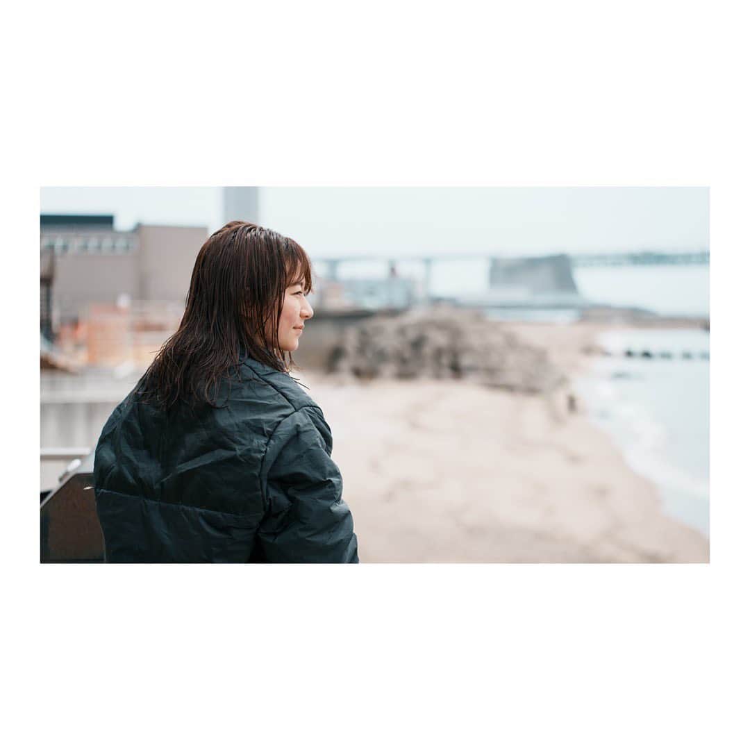 木村文乃さんのインスタグラム写真 - (木村文乃Instagram)「*** そうそう、神戸市の明石海峡大橋でした！  神戸市垂水区の海の中、 真っ白できれいな砂地に まずテンションが跳ね上がって ワカメや昆布の海藻の森でかくれんぼして タコやチヌやカニさん達が賑やかで リアル『アンダー・ザ・シー』ですよ。  ワカメの森の中で Gopro無くした人がいるから ワカメがなくなる頃に 浜に流れ着いたGopro見つけた方 ご一報下さい。笑  神戸で潜りたい！地元で潜りたい！ と言う方は地元神戸出身のイントラさん @soblue_kazuma へ是非！ 同い年87年組の活躍、カッコ良かったなぁ。  #神戸市 #ダイビング #diving movie by #鍵井靖章(@yasuaki_kagii ) photo by #関一也(@10kazuya10 )  案内人 SO BLUE DIVERS 松井一真(@soblue_kazuma )さん」4月19日 9時36分 - uminokimura_official