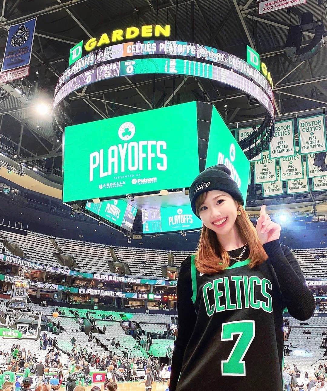 メロディー・モリタさんのインスタグラム写真 - (メロディー・モリタInstagram)「All smiles at the BEST buzzer beater game ever!!🙌🏻🔥 In full playoff mode wearing gear gifted by @NBA, styled with @7uice by @fchwpo✨  Seeing the world's top athletes put in endless hours of work every day and to prove it all in one of the toughest matchups of the year was so powerful and motivational to me. Yesterday's game concluded with Celtics beating the buzzer with a 115-114 win, and it was by far the most remarkable game I've ever been to! (last scene shared via stories)  Sports can teach us the most important lessons in life like trusting each other when it matters the most, helping each other get back up on their feet, and not giving up until the very last second. I live and strive for moments like this.✨ One hundred percent of the shots you don't take don't go in.☘️  プロスポーツ選手が直向きに努力し続け、本番で成果を収めた姿を観た時、最高に幸せな気持ちになります。スポーツを通して人との繋がりを感じ、色々な感動を共有して、明日のエネルギーをもらえる瞬間です✨  ついにNBAプレーオフがスタートということで、NBAから頂いたウェア＆Jaylen Brown選手が手掛ける「7UICE」を着てアリーナへ！🏀☘️   接戦の末、残り1.5秒を切ったラストショットでセルティックスのブザービーター勝利となりました‼️勝利シーンをストーリーでシェアしましたが、私が今までリポート＆生観戦してきた中で最も感動した試合でした✨  一緒にやってきた仲間たちを信じ、最後まで諦めずに戦い続けることの大切さ。それを試合を通して改めて感じさせてくれたスポーツは、やっぱり最高です！ 100% of the shots you don't take don't go in.🙌🏻 #NBA #NBAPlayoffs #BleedGreen #7UICE #Boston」4月19日 10時00分 - melodeemorita