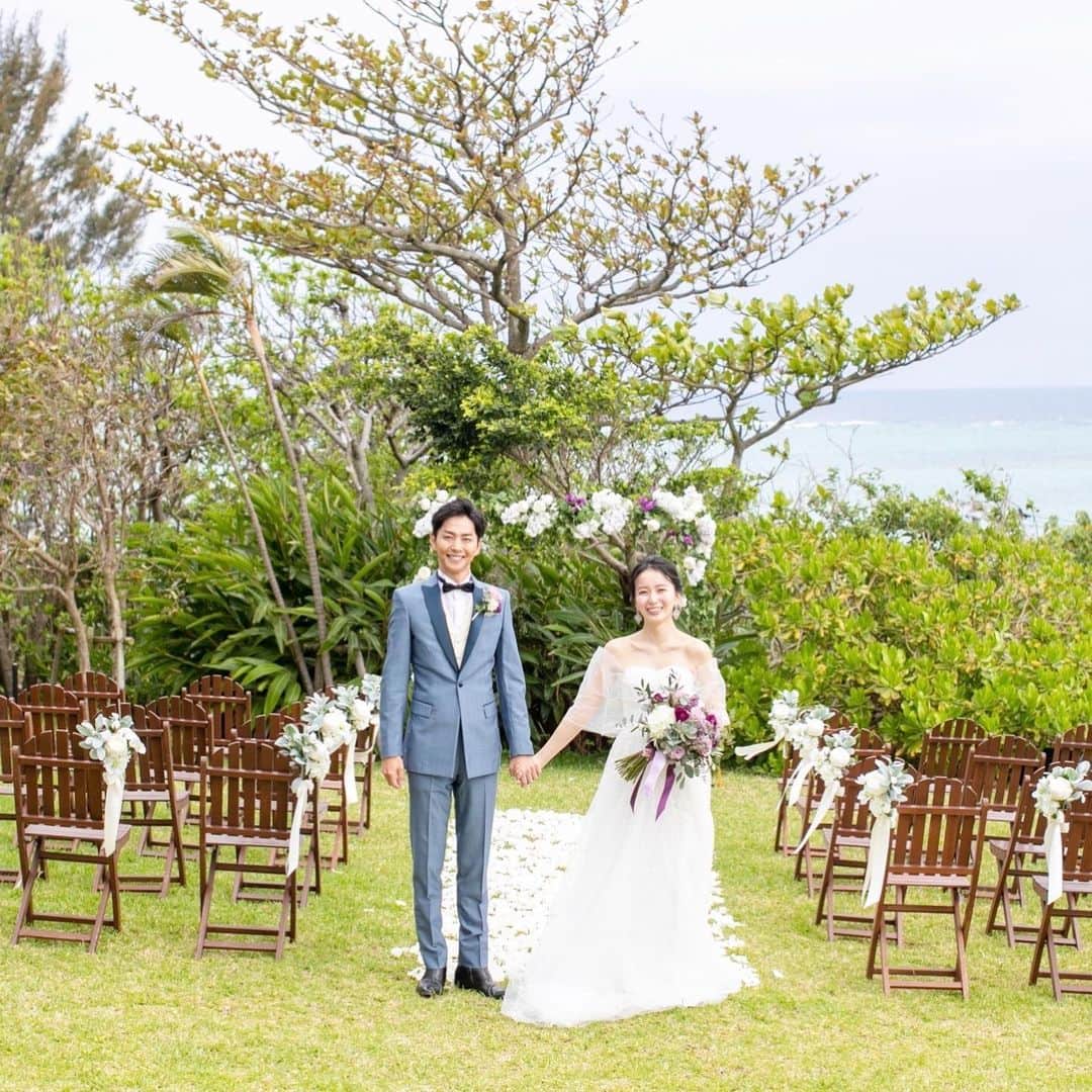 岩間恵さんのインスタグラム写真 - (岩間恵Instagram)「2022.4.17.  入籍してもうすぐ２年になりますが、 この度やっと結婚式を挙げることができました。  大好きな沖縄で、大好きな人達と過ごせて 間違いなく私の人生で最高の瞬間でした。  結婚式をまだ一度も行ったことがない会場で、1から作り上げたのですが、こんなにも理想通りの結婚式ができるなんて思っていませんでした。  いや...理想を遥かに越えた式でした。  沖縄まで来てくれた家族、友人、 そして一緒に私たちの結婚式を作り上げてくれたスタッフさんに、感謝してもしきれないです。  そして隣にいるのが真也で良かったと、 心の底から実感しました。  何よりこの場に来てくれたみんなと同じ時間を 共有できて、一緒に思いっきり笑って泣いて楽しめて、 本当に本当に良かった🥲💓  まだまだ想いは尽きないので これからウェディングアカウント並みに いろいろ更新していこうと思います笑  Special thanks to @smakon_official  @gv.okinawa_nakamura  @laviefactory @variestyling  @bachelorjapan 💐❤️💍」4月19日 17時06分 - iwamame