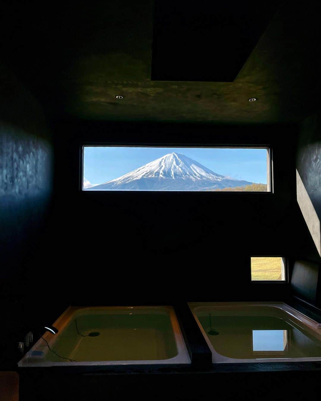 香川沙耶さんのインスタグラム写真 - (香川沙耶Instagram)「生まれてはじめてのサウナ🧖🏾‍♀️ 歳を重ねるとはじめてのことがどんどん減っていってしまうから、はじめてのことを見つけると五感で得ることのできる刺激に敏感です🧡⚡️🫧  って言ってもまだまだ知らないことがたくさんあるわたしですが。  富士山見ながら大好きなお風呂長ーく入って ただただ、ポツポツ雨の音を聞いたり 深く考えすぎずさらっと読む本で好きな言葉見つけて 好きな食べ物でお腹いっぱいに満たす。 定期的に自分と向き合う時間🤞🏽🌏✨  そしてなにより、ナラちゃんとエイちゃんにも土や芝生で思いっきり自由に走り回る、彼女たちも自分と向き合う時間を🐕🌱  全員に自分時間ができる最高な場所🐶🐶👩🏽💕💕💕 @abrasushotel   あ！ 強さは美しさ、弱さは可愛らしさ。 両方あるほうが魅力的なんだよ🌦 #selflove #travelwithdogs #mtfuji」4月19日 18時50分 - saya.kagawa
