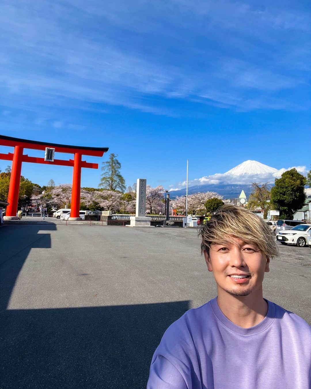 SHOCK EYEさんのインスタグラム写真 - (SHOCK EYEInstagram)「先日、とあるテレビ番組の撮影で桜満開の富士山本宮浅間大社に⛩🌸✨  運良く冠雪の富士山も見えて、、富士山、桜、鳥居の三重奏✨✨  日本の原風景、といった感じ。 ありがたい🙏  全国に1300社以上ある浅間神社の総本宮は今日も凄かった。 美しかった。  番組の詳細はまた後日＾＾  #富士山本宮浅間大社 #浅間神社 #富士山 #神社 #shrine #mtfuji #fujisan #japantravel #japantrip #fujifilm #gfx100s #xs10 #beautifuldestinations #discoverjapan #discoverearth #voyaged #awesome_photographers #IamATraveler #wonderful_places #japanphoto #japanphotography #japan_of_insta #livingonearth #theglobewanderer #worldheritage」4月19日 18時59分 - shockeye_official