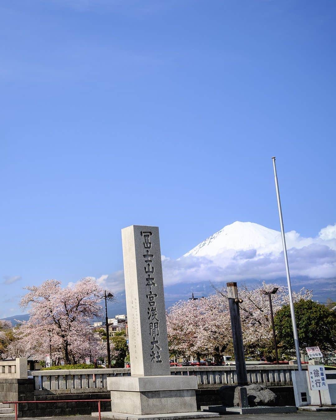 SHOCK EYEさんのインスタグラム写真 - (SHOCK EYEInstagram)「先日、とあるテレビ番組の撮影で桜満開の富士山本宮浅間大社に⛩🌸✨  運良く冠雪の富士山も見えて、、富士山、桜、鳥居の三重奏✨✨  日本の原風景、といった感じ。 ありがたい🙏  全国に1300社以上ある浅間神社の総本宮は今日も凄かった。 美しかった。  番組の詳細はまた後日＾＾  #富士山本宮浅間大社 #浅間神社 #富士山 #神社 #shrine #mtfuji #fujisan #japantravel #japantrip #fujifilm #gfx100s #xs10 #beautifuldestinations #discoverjapan #discoverearth #voyaged #awesome_photographers #IamATraveler #wonderful_places #japanphoto #japanphotography #japan_of_insta #livingonearth #theglobewanderer #worldheritage」4月19日 18時59分 - shockeye_official