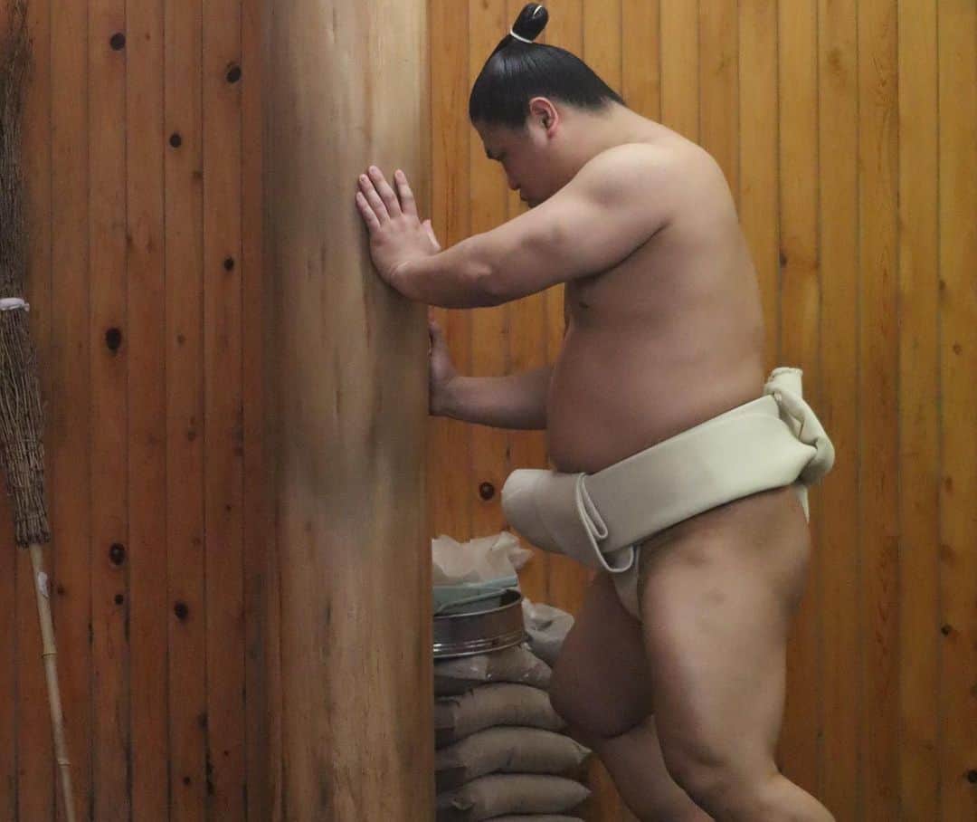 日本相撲協会さんのインスタグラム写真 - (日本相撲協会Instagram)「荒汐部屋の稽古の様子です。  三月場所初優勝の関脇　#若隆景、幕内　#若元春　#荒篤山をはじめ14人の力士がが所属しています。  五月場所初日は5月8日です ご声援よろしくお願いします！  #sumo #相撲 #力士 #大相撲　#お相撲さん #おすもうさん #sumo #japanphoto #sumowrestlers #japanculture #五月場所　#荒汐部屋　#朝稽古　#稽古　#若隆元　#大賀　#常川　#寛龍　#飛騨野　#廣瀬　#綿谷　#蒼乃駿　#大青山　#丹治　#大凜山」4月19日 19時29分 - sumokyokai
