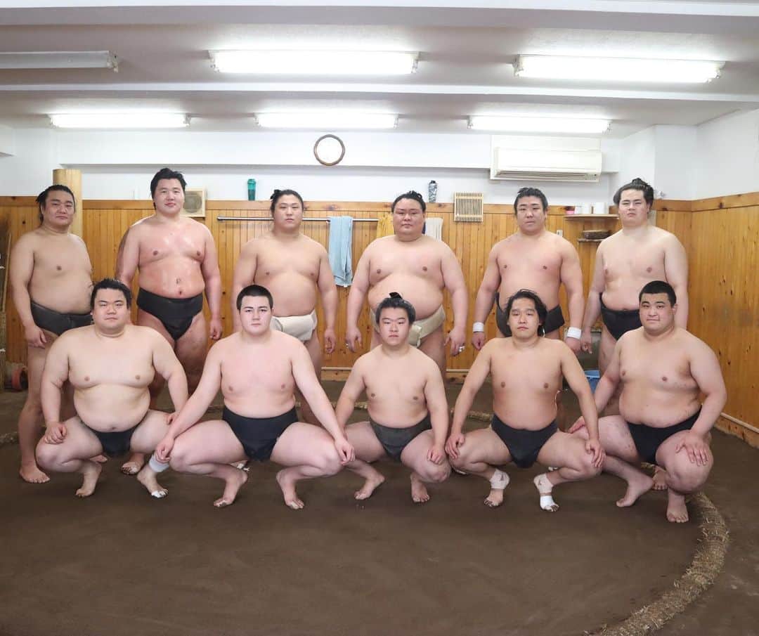 日本相撲協会さんのインスタグラム写真 - (日本相撲協会Instagram)「荒汐部屋の稽古の様子です。  三月場所初優勝の関脇　#若隆景、幕内　#若元春　#荒篤山をはじめ14人の力士がが所属しています。  五月場所初日は5月8日です ご声援よろしくお願いします！  #sumo #相撲 #力士 #大相撲　#お相撲さん #おすもうさん #sumo #japanphoto #sumowrestlers #japanculture #五月場所　#荒汐部屋　#朝稽古　#稽古　#若隆元　#大賀　#常川　#寛龍　#飛騨野　#廣瀬　#綿谷　#蒼乃駿　#大青山　#丹治　#大凜山」4月19日 19時29分 - sumokyokai