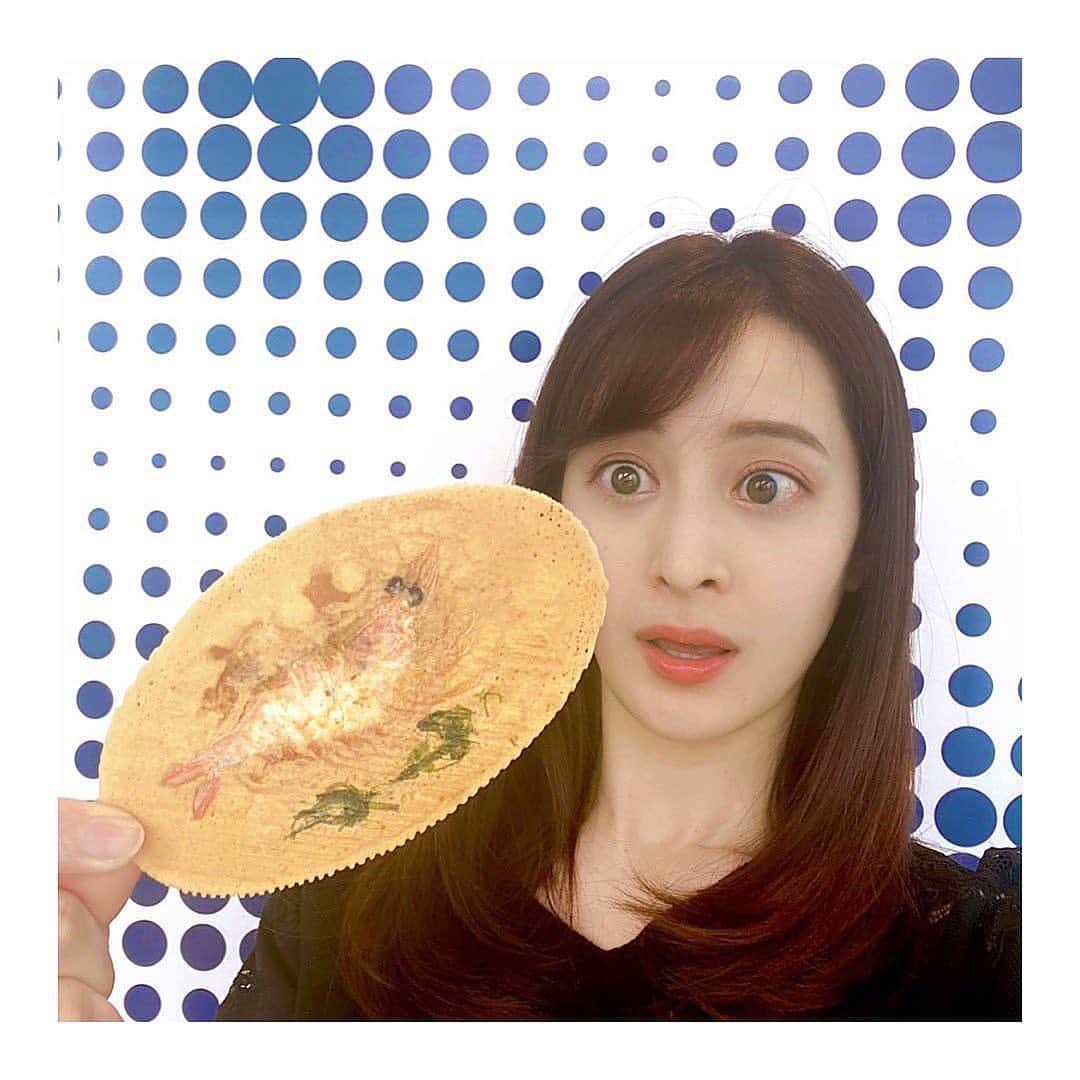 後呂有紗さんのインスタグラム写真 - (後呂有紗Instagram)「* エビと、目が合ってる🦐⁉️(笑)  なんとエビが丸々入った おせんべい‼︎✨  ダイレクトに海老の風味が広がって、 香ばしさと食感が最高…🥹  軽やかな食感に出汁の香りも相まって、 大きな海老の天ぷらを小さな1枚のおせんべいに ギュッと閉じ込めたような、本格的な味です…💓 これは、すごいッ…🦐🦐  実はこちら、 もうすぐ誕生日を迎えるせんべい好きな私にと、 バンキシャチームが贈ってくれたもの🌸  自分の誕生日の存在を忘れかけていましたが 笑 こうして大切に祝ってもらうと、 １年を丁寧に充実させようと、思いが改まります✨  #えびせん　#エビ  🦐🦐 #新しいせんべいとの出会い✨ #嬉しいプレゼント」4月19日 19時50分 - ushiro_arisa