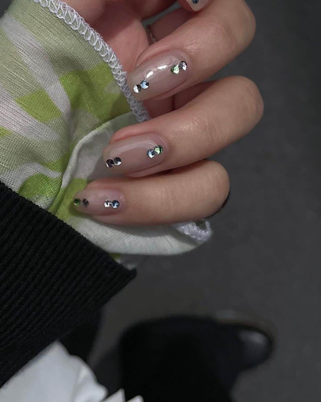 Julia Castroさんのインスタグラム写真 - (Julia CastroInstagram)「New♡ Colorful stones nail💎  カラフルなストーンを乗せてキラキラな手元に💜 今回も最高に可愛くありがとうございます🍐 @__rnp7__  . #nails #nailsdesign  #gelnails  #ネイルデザイン #春ネイル #ジェルネイル #julistagram #julistanail」4月19日 21時05分 - julia.c.0209