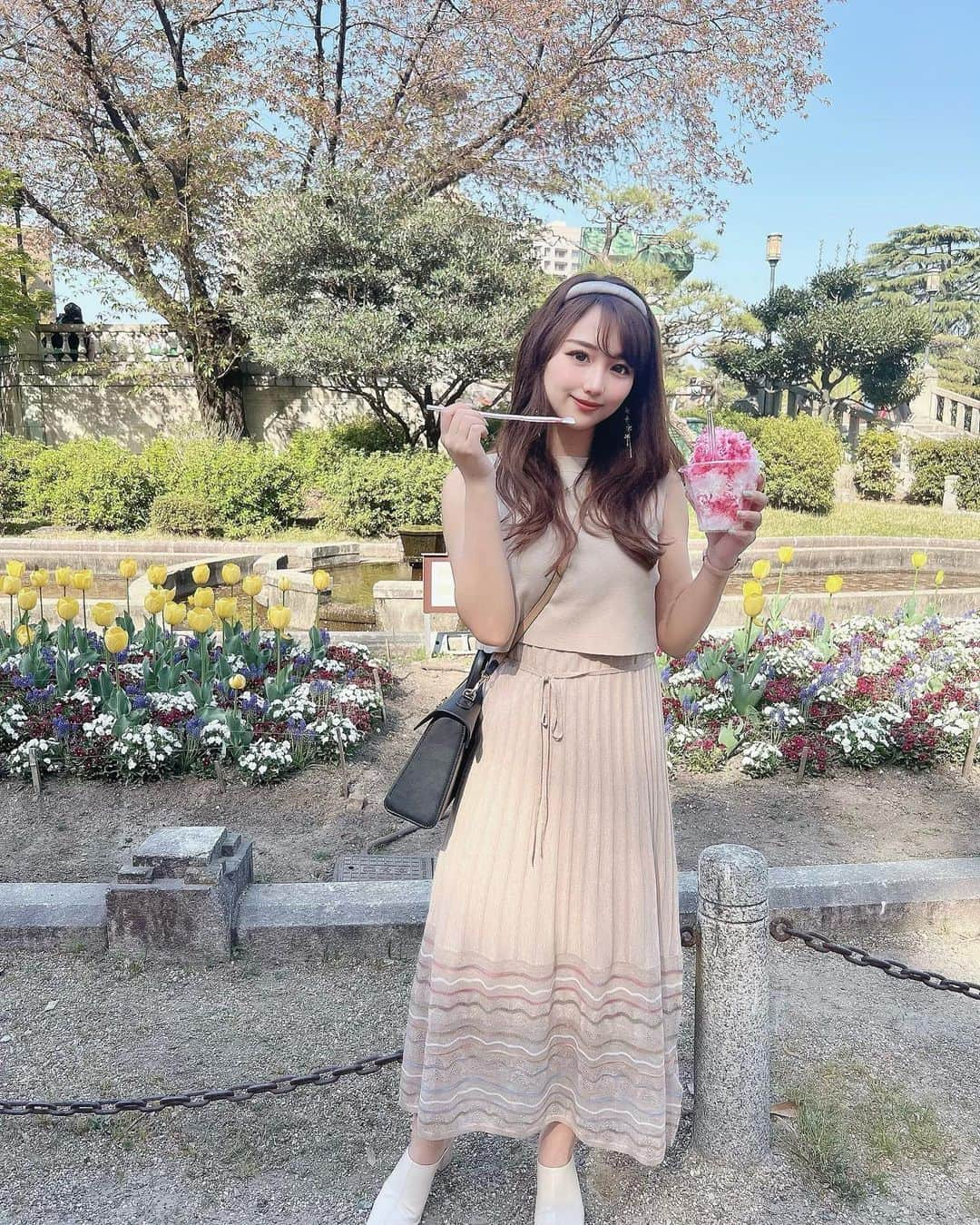 加藤里奈さんのインスタグラム写真 - (加藤里奈Instagram)「⋆ 真夏日にお花見した時の写真❤︎  たくさんdmいただいた、 こちらのワンピースは @lagunamoon_com のです🤍  とっても形が綺麗でお気に入り！！😚 スタイル良く見える〜！  春にも、夏にもぴったりなアイテムです🫧  是非スライドしてみてね〜   #lagunamoon #ワンピース #ベージュカラー #ベージュコーデ #lagunamoon_shop #ラグナムーン #お花見 #2022ss #春服 #夏服」4月19日 21時11分 - katoco0326