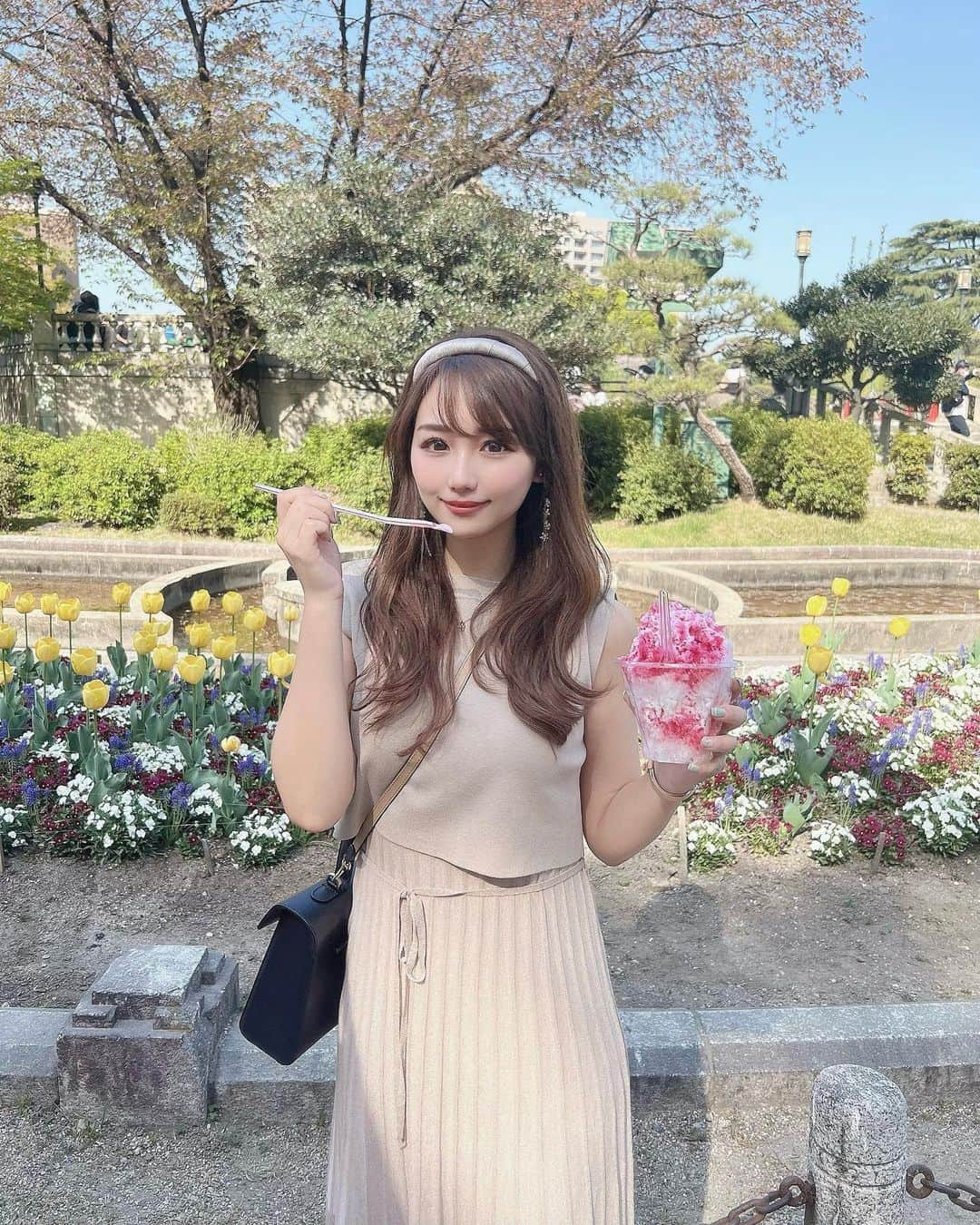 加藤里奈さんのインスタグラム写真 - (加藤里奈Instagram)「⋆ 真夏日にお花見した時の写真❤︎  たくさんdmいただいた、 こちらのワンピースは @lagunamoon_com のです🤍  とっても形が綺麗でお気に入り！！😚 スタイル良く見える〜！  春にも、夏にもぴったりなアイテムです🫧  是非スライドしてみてね〜   #lagunamoon #ワンピース #ベージュカラー #ベージュコーデ #lagunamoon_shop #ラグナムーン #お花見 #2022ss #春服 #夏服」4月19日 21時11分 - katoco0326