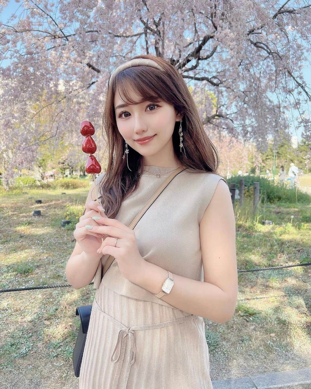 加藤里奈さんのインスタグラム写真 - (加藤里奈Instagram)「⋆ 真夏日にお花見した時の写真❤︎  たくさんdmいただいた、 こちらのワンピースは @lagunamoon_com のです🤍  とっても形が綺麗でお気に入り！！😚 スタイル良く見える〜！  春にも、夏にもぴったりなアイテムです🫧  是非スライドしてみてね〜   #lagunamoon #ワンピース #ベージュカラー #ベージュコーデ #lagunamoon_shop #ラグナムーン #お花見 #2022ss #春服 #夏服」4月19日 21時11分 - katoco0326