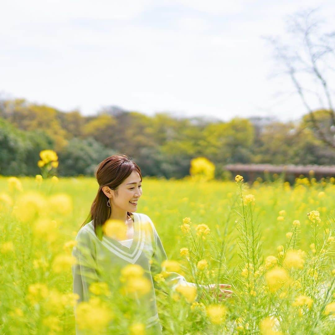 佐藤美樹さんのインスタグラム写真 - (佐藤美樹Instagram)「. . 今日は一日ポカポカ陽気でしたね。 . 最近は、仕事前や帰り道にお散歩するのが日課です！ . .  🍀🍀 . . 実家の母からも花々の便りが届き、 . 「花をみて怒る人はいないべした〜」 との事でした😆　 . . 写真は浜離宮の花々と📸 一面の菜の花に心癒されます . . また、八重桜やウコンザクラという黄色のような薄緑色のような珍しい桜をみることが出来ました🌸 . . . 今日も一日お疲れさまでした。 ゆっくり身体を休めましょう〜🍵 . . 衣装提供 @edist.closet  . ━─━─━─━─━─━─━─━─ #浜離宮恩賜庭園  #東京  #撮影  #散歩  #花畑  #桜  #佐藤美樹  #衣装  #衣装提供  #募集しています  #edistcloset  #edistclosetコーデ  #smile  #tokyo  #flowers  #photo  #ootd  #ファインダー越しの私の世界」4月19日 21時14分 - satomiki0224