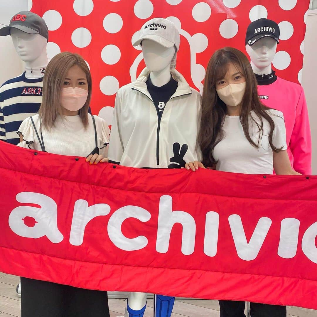 高橋としみさんのインスタグラム写真 - (高橋としみInstagram)「アルチビオ　@archivio.official_online  22秋冬展示会に行ってきました⛳️✨  写真は昨年のだけど、 私はベストを着てるのイメージが強いらしい😳 そうかなーー？他も着てるけど、、 って思ったが、今度はオレンジの ベストのセットアップ頼んでました（笑）  着てるのかも？（笑） セットアップは本気で好き❤️  ウェアもついつい白黒を選びがちで、 @yukachinmaru_golf にずっと ダメよ〜〜アルチビオは派手じゃないと！！ そんなゆかちんのハデカワコーデ いつも楽しみにしてる😊✨  夏まだやってきてないけど、 秋冬ウェア届くの楽しみ✨✨ #ゴルフ#ゴルフ女子#golf #ゴルフウェア#ゴルフコーデ#アルチビオ#archivio#ゴルフ女子コーデ」4月19日 21時54分 - toshimi_1002