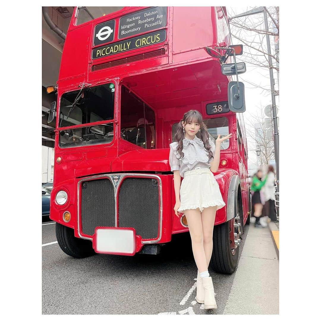 大森莉緒さんのインスタグラム写真 - (大森莉緒Instagram)「・ ・ 初ロンドンバス🚎❤️ 2階席からの眺め最高だったな〜🤤  MVでは私服も着てます🕊💎  撮影の日は気温が低かったので、この服装はなかなか寒かったよ😂 ・ ・  #大森莉緒 #おーりお #おりおんず #おーりおこーで #私服 #ラストアイドル #mv撮影 #ロンドンバス #fashion #code #instafashion #ootd #instagood  #instapic #good #londonbus #패션 #코디 #오늘의코디 #오늘의패션 #전신샷 #코디스타그램 #옷 #좋아요」4月19日 21時55分 - rio.ohmori