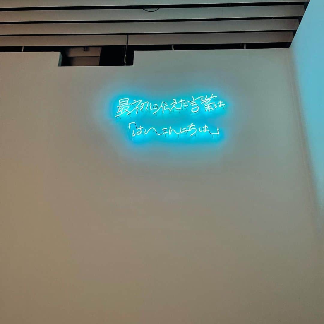 椎木里佳さんのインスタグラム写真 - (椎木里佳Instagram)「森美術館「Chim↑Pom展：ハッピースプリング」のプライベートビューイングイベントにご招待いただき、鑑賞してきました〜〜今まで見たことのないアートを通して社会への課題提起で、アート鑑賞の形を改めて考えさせられる時間！原爆から始まり震災、さらにはパンデミック、ウクライナに至るまでアートに昇華する方法が多くの議論を生んでいるみたいだけど、私は色んなアートの形があっていいと思うし、むしろアートを通して議論するべきだと思う派☝🏻新しい美術館の形を見ることができました❤️‍🔥」4月19日 22時03分 - rikashiiki