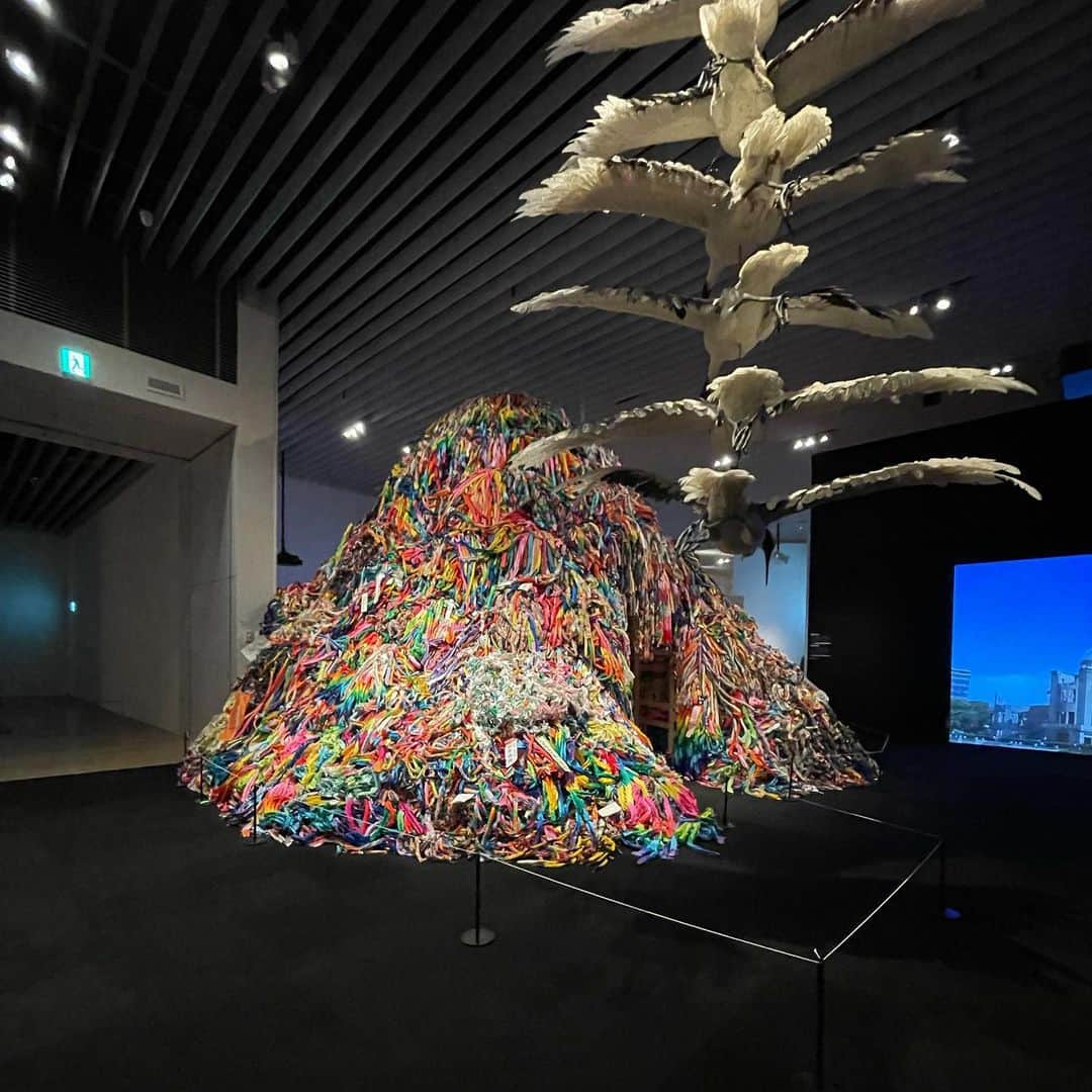 椎木里佳さんのインスタグラム写真 - (椎木里佳Instagram)「森美術館「Chim↑Pom展：ハッピースプリング」のプライベートビューイングイベントにご招待いただき、鑑賞してきました〜〜今まで見たことのないアートを通して社会への課題提起で、アート鑑賞の形を改めて考えさせられる時間！原爆から始まり震災、さらにはパンデミック、ウクライナに至るまでアートに昇華する方法が多くの議論を生んでいるみたいだけど、私は色んなアートの形があっていいと思うし、むしろアートを通して議論するべきだと思う派☝🏻新しい美術館の形を見ることができました❤️‍🔥」4月19日 22時03分 - rikashiiki