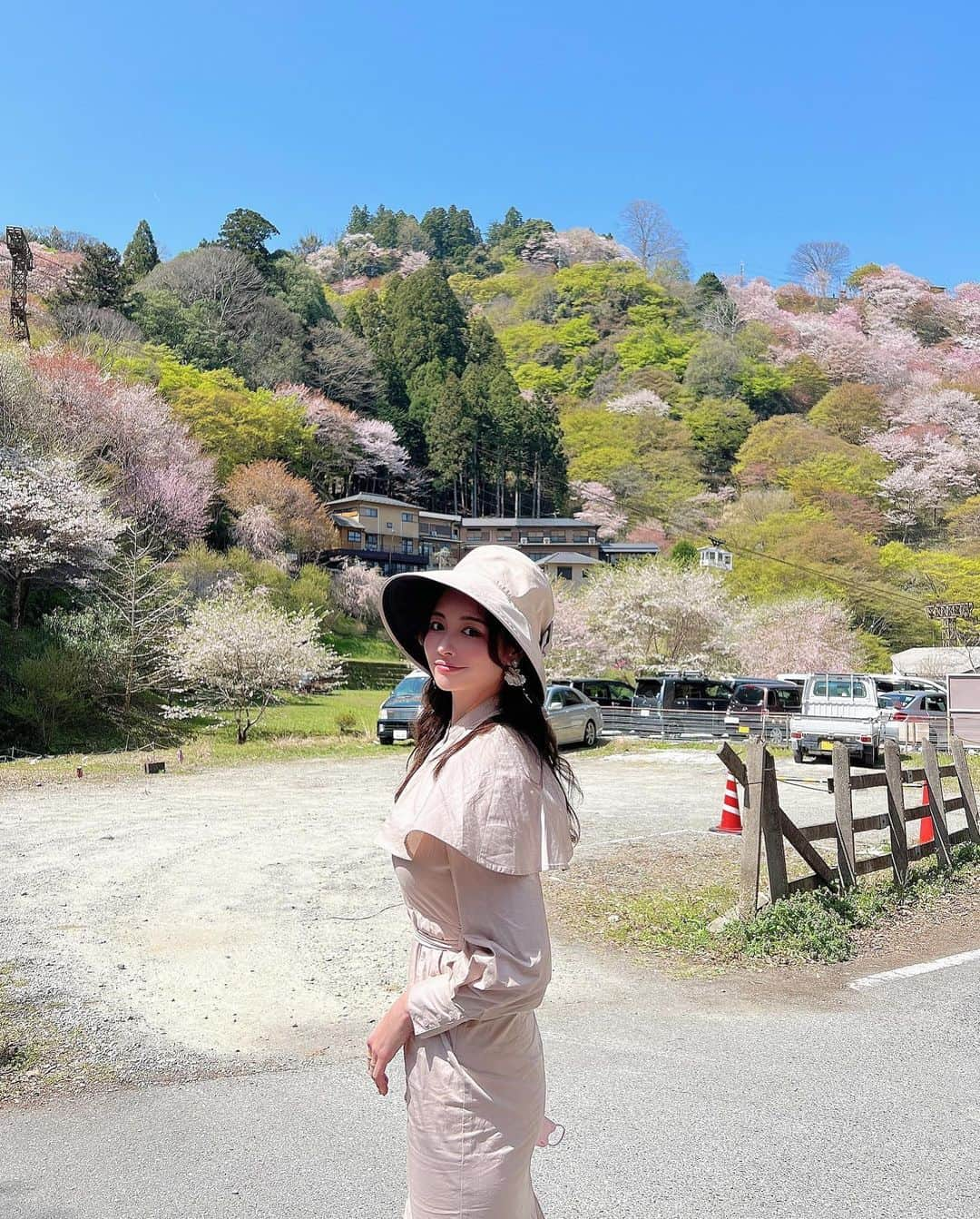 得あゆさんのインスタグラム写真 - (得あゆInstagram)「吉野の桜🌸📷 合成？！ってくらい綺麗な景色みて、 本当に心が浄化された🤣  来年はどこの桜🌸みに行こうかな？ 人生続く限り、楽しいな〜〜〜しみじみ #吉野の桜 #おすすめスポット ・ ・ ・ ・ ・ ・ ・ ・ ・ ・ ・ ・ #お花見#花見#トレンチ#お花見コーデ#お花見スポット#吉野山#奈良桜#奈良#子育てママ#ママコーデ#ママファッション#ママライフ#ママ友#桜#ブラウス#大人可愛い#大人カジュアル#スニーカーコーデ#ベージュコーデ#お花見デート #カメラ女子#rienda#riendastyle#cherryblossom#cherryblossoms#uvケア#帽子#枝垂れ桜」4月19日 22時08分 - tokuayu819