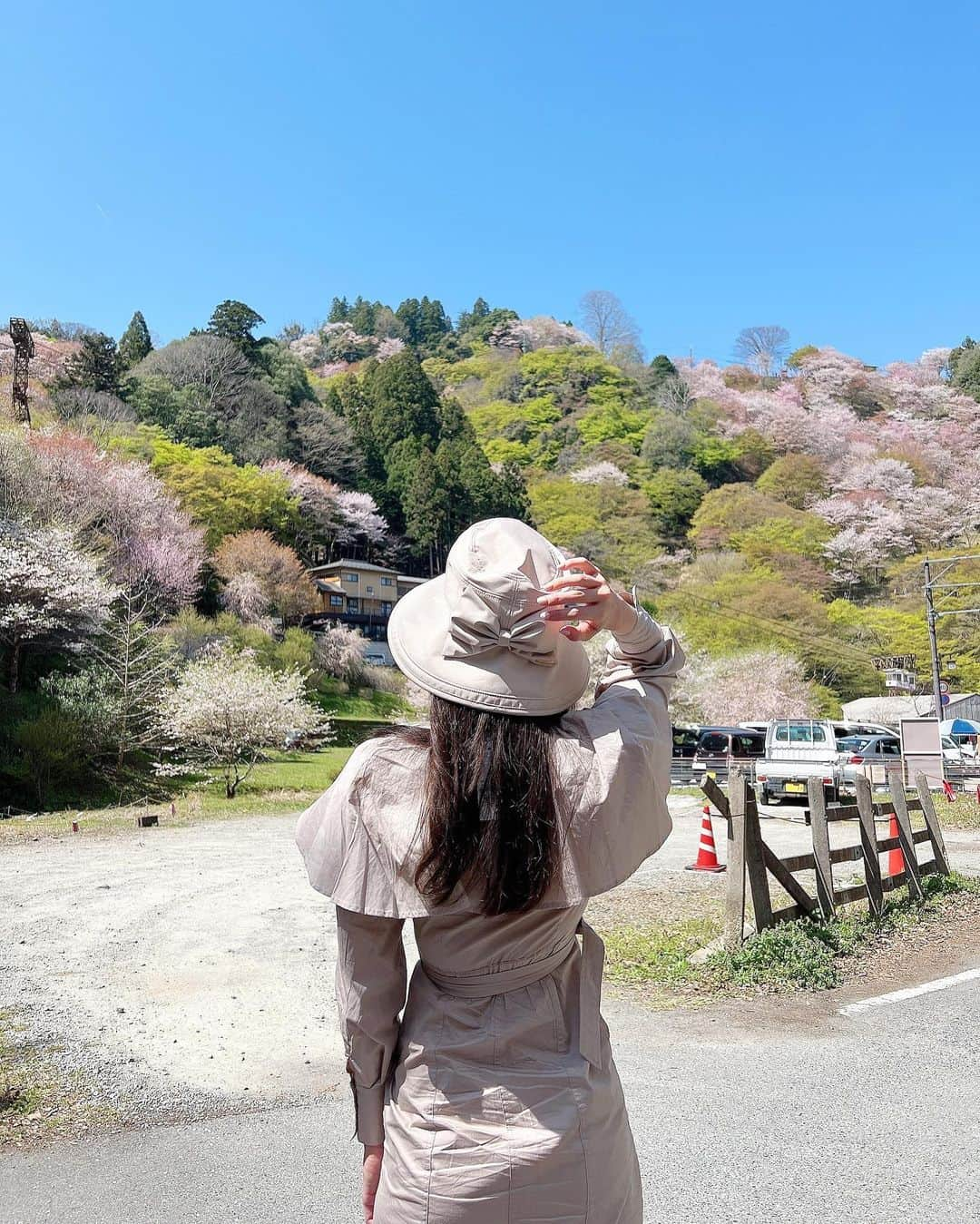 得あゆさんのインスタグラム写真 - (得あゆInstagram)「吉野の桜🌸📷 合成？！ってくらい綺麗な景色みて、 本当に心が浄化された🤣  来年はどこの桜🌸みに行こうかな？ 人生続く限り、楽しいな〜〜〜しみじみ #吉野の桜 #おすすめスポット ・ ・ ・ ・ ・ ・ ・ ・ ・ ・ ・ ・ #お花見#花見#トレンチ#お花見コーデ#お花見スポット#吉野山#奈良桜#奈良#子育てママ#ママコーデ#ママファッション#ママライフ#ママ友#桜#ブラウス#大人可愛い#大人カジュアル#スニーカーコーデ#ベージュコーデ#お花見デート #カメラ女子#rienda#riendastyle#cherryblossom#cherryblossoms#uvケア#帽子#枝垂れ桜」4月19日 22時08分 - tokuayu819