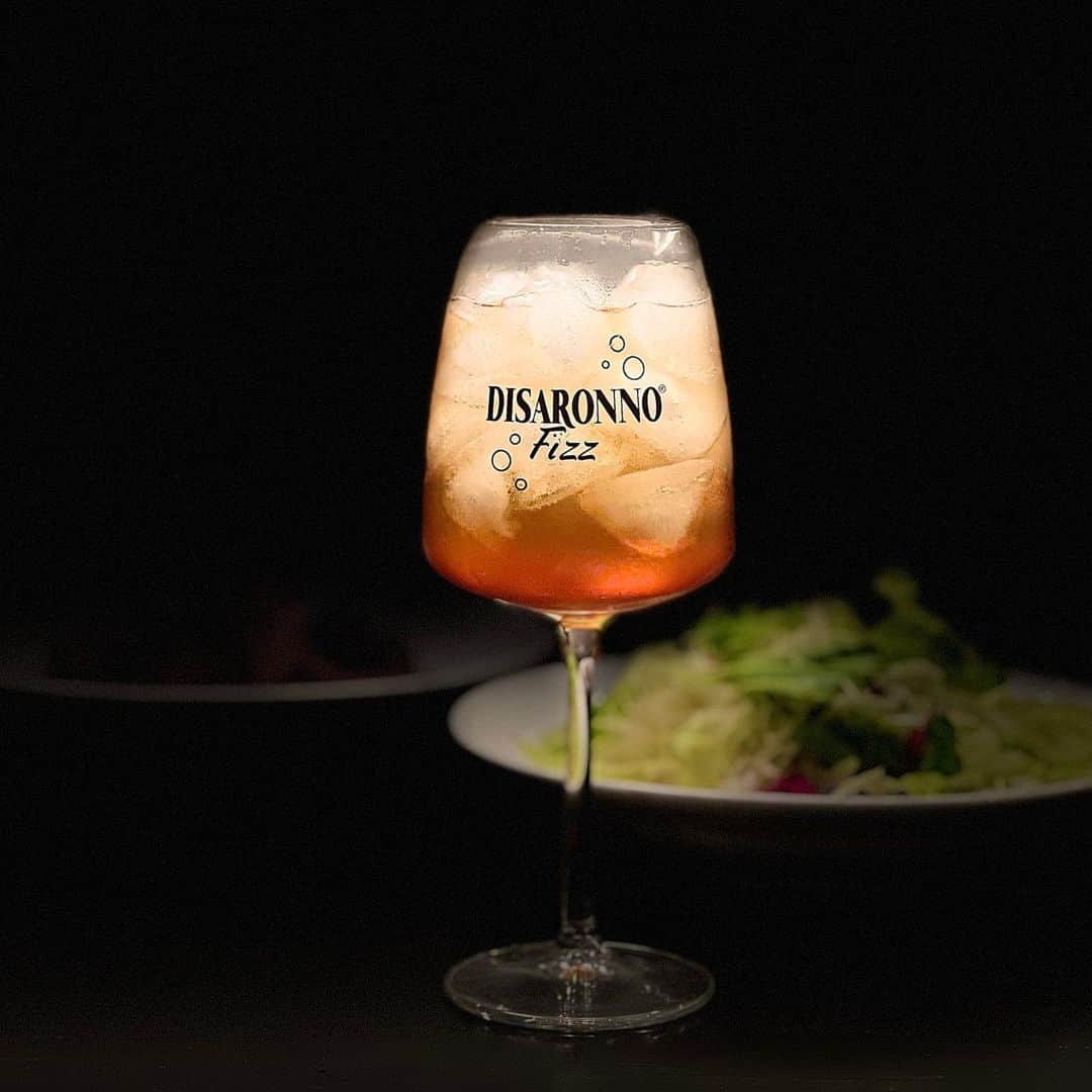 佐山彩香さんのインスタグラム写真 - (佐山彩香Instagram)「- イタリアのアマレットリキュール、ディサローノ🍹 そのまま飲んでも、カクテルにしても、 お料理にも、色々楽しめるリキュールです◎  本日4月19日は「ディサローノ･デー」🎉 ということなので、 私はディサローノフィズを作ってみました♩  <材料> ・ディサローノ 30ml ・レモン汁  適量 ・ソーダ　適量 ・グラスいっぱいの氷  杏仁の甘い香りに、 レモンがすっきりと効いてて美味しい🍋 そしてとっても簡単👏🏻✨  @whiske_jp @disaronno_official  #ディサローノ #本当の自分はもっと楽しい #dolcevita #ディサローノデー #PR」4月19日 22時12分 - ayaka_sayama