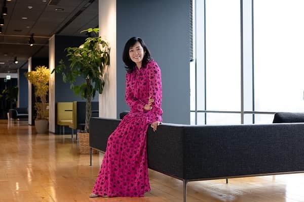 早見優さんのインスタグラム写真 - (早見優Instagram)「Interviewed by encount.  Encount さんに取材していただきました。  眺めの良いユニバーサルミュージックにて🎶  Photo by: 荒川祐史   #encount #40周年 #デビュー記念 #yuhayami #pinko」4月20日 8時08分 - yuyuhayami