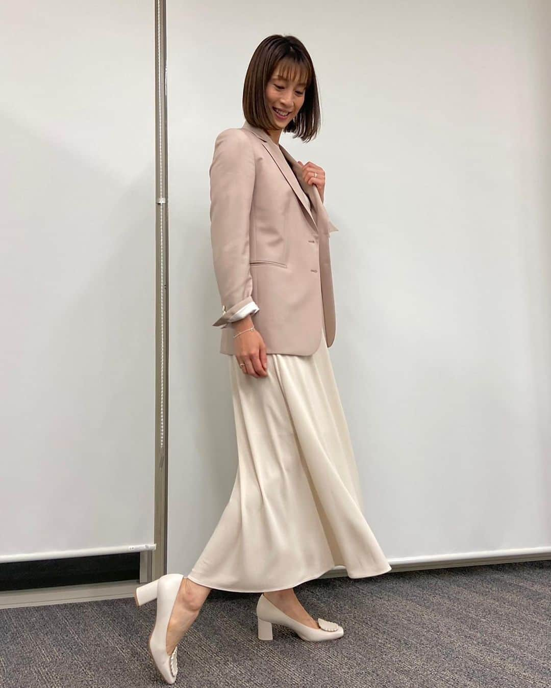 寺川綾さんのインスタグラム写真 - (寺川綾Instagram)「報道ステーション衣装👗 この配色可愛かったな〜💗💗💗 #報道ステーション  #4月15日  #オンエア  #ジャケット  #ジャケットコーデ  #ワンピース  #ワントーンコーデ #ベージュコーデ  #beigecomma  #ベイジ  #ブレスレット  #ピアス  #リング  #ピンクゴールド  #starjewelry  #スタージュエリー  #パンプス  #diana  #ダイアナ #衣装  #ありがとうございました🙏」4月20日 9時23分 - terakawaaya_official