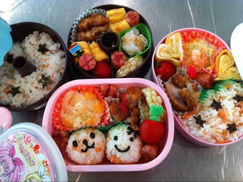 畑田亜希さんのインスタグラム写真 - (畑田亜希Instagram)「長女最後のお弁当🍱  幼児教室の頃から約17年間作り続けたお弁当も今日が最後🥲 あの頃はお弁当生活がいつ終わるんだろうか、、、アラームなしで起きれる日はいつくるんだろうか、、、といつも思っていたけど、遂に来てしまった。。  最後のお弁当は彼女の好きな物しか入れてないのでまた昭和弁当🍱😆  お弁当何にしようか考えながらお買い物してるだけでウルウル🥺😢  本当にあっという間だったな。 いつも綺麗に食べて来てくれてありがとう❤️  まだ下の子のは続くけど、、、🍱  #2022 #sg #singapore #lunchbox #bentou #japanesebento」4月20日 10時09分 - akihatada