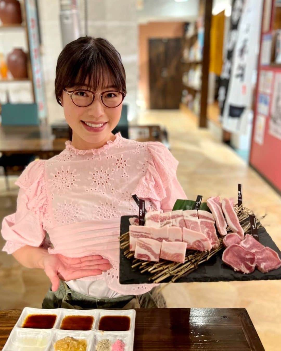 小田飛鳥さんのインスタグラム写真 - (小田飛鳥Instagram)「頑張る飯💪🥢 大好きな『大家（うふやー）』さん @ufuya.okinawa さんに、お初の『琉球焼肉天の川食堂てぃんがーら』 @tingara_motobu さん🥩💕 どちらも素敵な時間を過ごさせて頂きました♪ やっぱり豚肉美味しいな〜！ #おじぃ自慢のオリオンビール #オリオンビール #うふやー #天の川食堂 #japan #japanesefood #グルメ #gourmet」4月20日 14時00分 - asuka_oda_0320