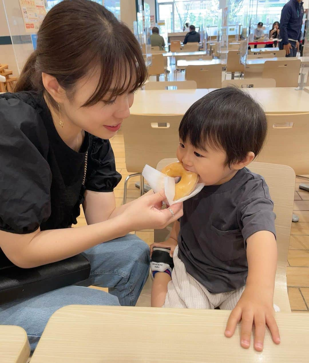 武田奈也さんのインスタグラム写真 - (武田奈也Instagram)「ㅤ 　 　 初めてのドーナツ🍩 どーあつどーあつって喜んで パパと半分こしました😍🌼 　 やっぱりクリスピークリームが 1番好きかな🥰🥰 　 　 　 ㅤ」4月20日 15時00分 - nana___takeda