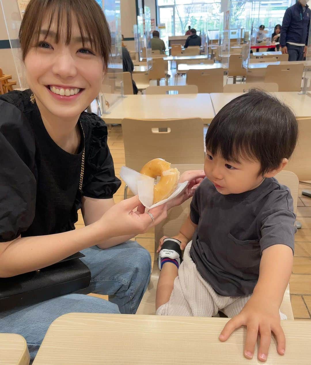 武田奈也さんのインスタグラム写真 - (武田奈也Instagram)「ㅤ 　 　 初めてのドーナツ🍩 どーあつどーあつって喜んで パパと半分こしました😍🌼 　 やっぱりクリスピークリームが 1番好きかな🥰🥰 　 　 　 ㅤ」4月20日 15時00分 - nana___takeda