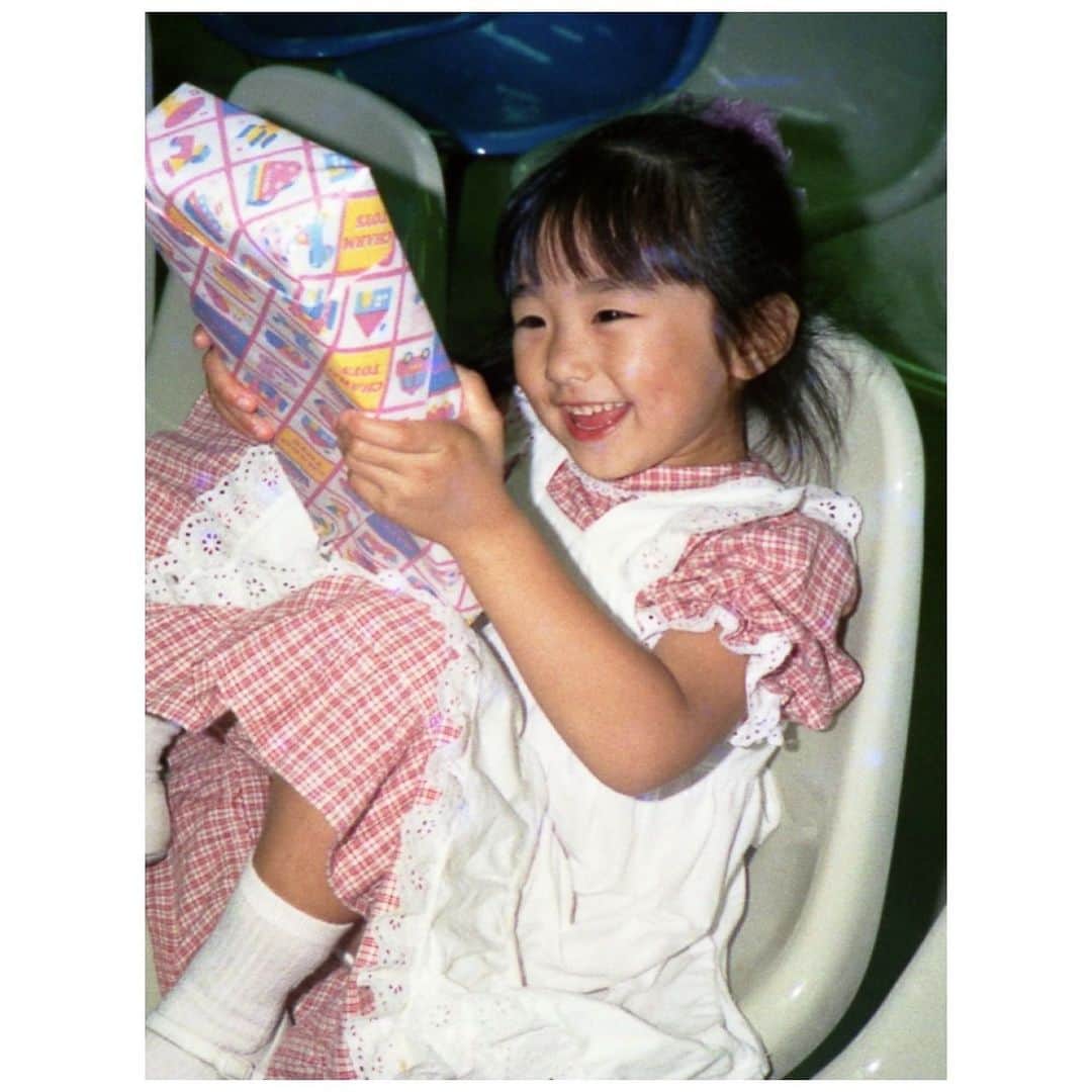 松村未央さんのインスタグラム写真 - (松村未央Instagram)「* 30年以上前に母が作ってくれたワンピース、 大切に保管してくれていたものを 娘に着せてみたらすごく気に入ってくれました👗  私はこんなに器用ではないですが、 そろそろミシンはちゃんと覚えたいです🧵 (こう言い続けて早２年…🫢)  #当時4歳の私 #3歳娘 #手作りワンピース #まだ少し大きいかな」4月20日 16時26分 - mio.matsumura_