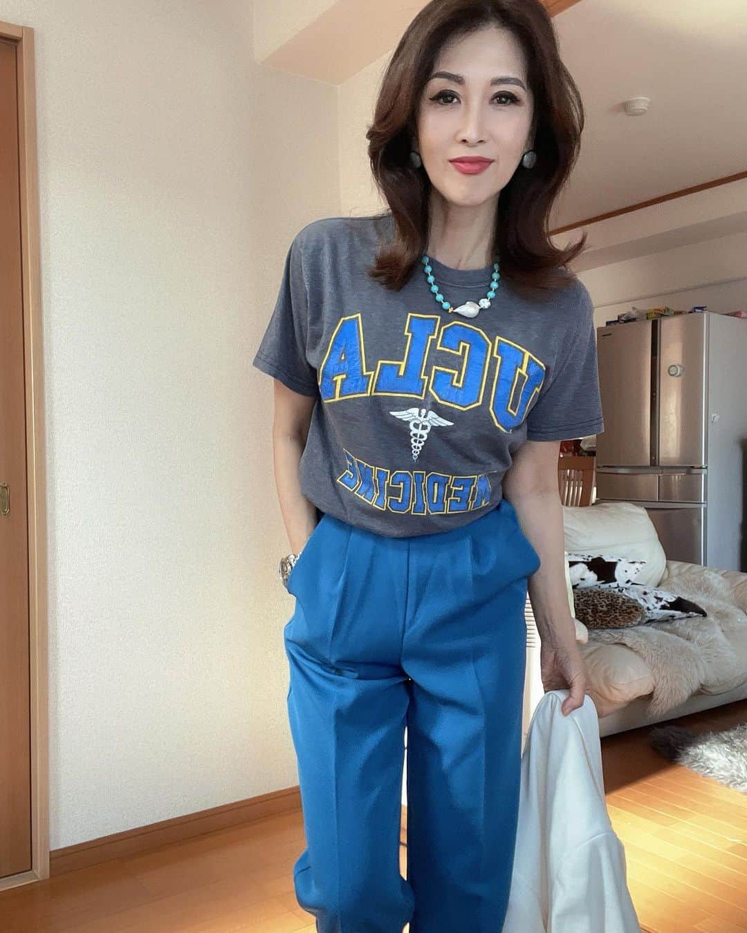 Naoko（なおこ）さんのインスタグラム写真 - (Naoko（なおこ）Instagram)「😮‍💨 😮‍💨 😮‍💨 ビンテージTシャツは 綺麗目に。 ジャケットの下に 着れば 仕事にも💖🙋‍♀️  仕事で ビンテージを 着る時は、 アクセサリーや時計は ジャンクじゃないものに します🙂  意味はない🤍  さて。　  ストレス解消を したいけど なにがストレス解消に なるかが もはやわからない。  買い物じゃなかったし 筋トレじゃない 食べ物じゃなかったし 音楽じゃない だって 全部日々やっている、、  ん？ めちゃくちゃ楽しんでる だけか😩😩  笑笑  分厚い毎日😂  幸せじゃん me😱🙆‍♀️🙆‍♀️🙆‍♀️🙆‍♀️  ワガママなだけ。 わたし。  みなさん いかがお過ごしですか  ストレスていえば すべて許される的な 風潮、、。  😂  #筋トレ #筋トレ女子 #筋トレダイエット#Fitnesswear#フィットネス#Fitness#フィットネスウェア#筋トレ女子と繋がりたい #筋トレで減量 #くびれ#美ボディ #アラフィフ#なおこ語録#アラフィフコーデ#筋トレ日記 #筋トレ生活 #ボディメイク #50代の筋トレ #熊本 #アンチエイジング#kumamoto #Trainingmotivation #Bodybuilding#Muscletraining #fitnessmodel#training #workoutvideo #gymgirl#Housemusiclove」4月20日 19時19分 - smile_naohibi