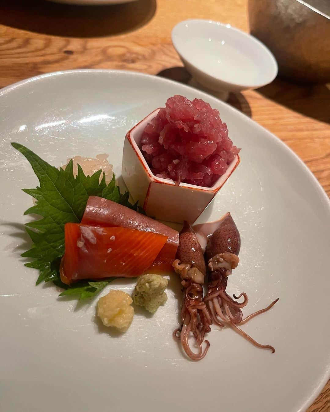 大森美知さんのインスタグラム写真 - (大森美知Instagram)「🍶🦑🦪🥢 念願の高太郎 @kotaro_shibuya 。 ふきのとうと生ハムのグラタンが美味しすぎて ファンになった🥺♥️  〆はホタルイカと牛蒡の土鍋をチョイス。 旬な食材と日本酒に大好きな友達と✨ とりあえず釣りがしたい。  #みちグルメ #おみちごはん」4月20日 19時22分 - michi_oomori_official