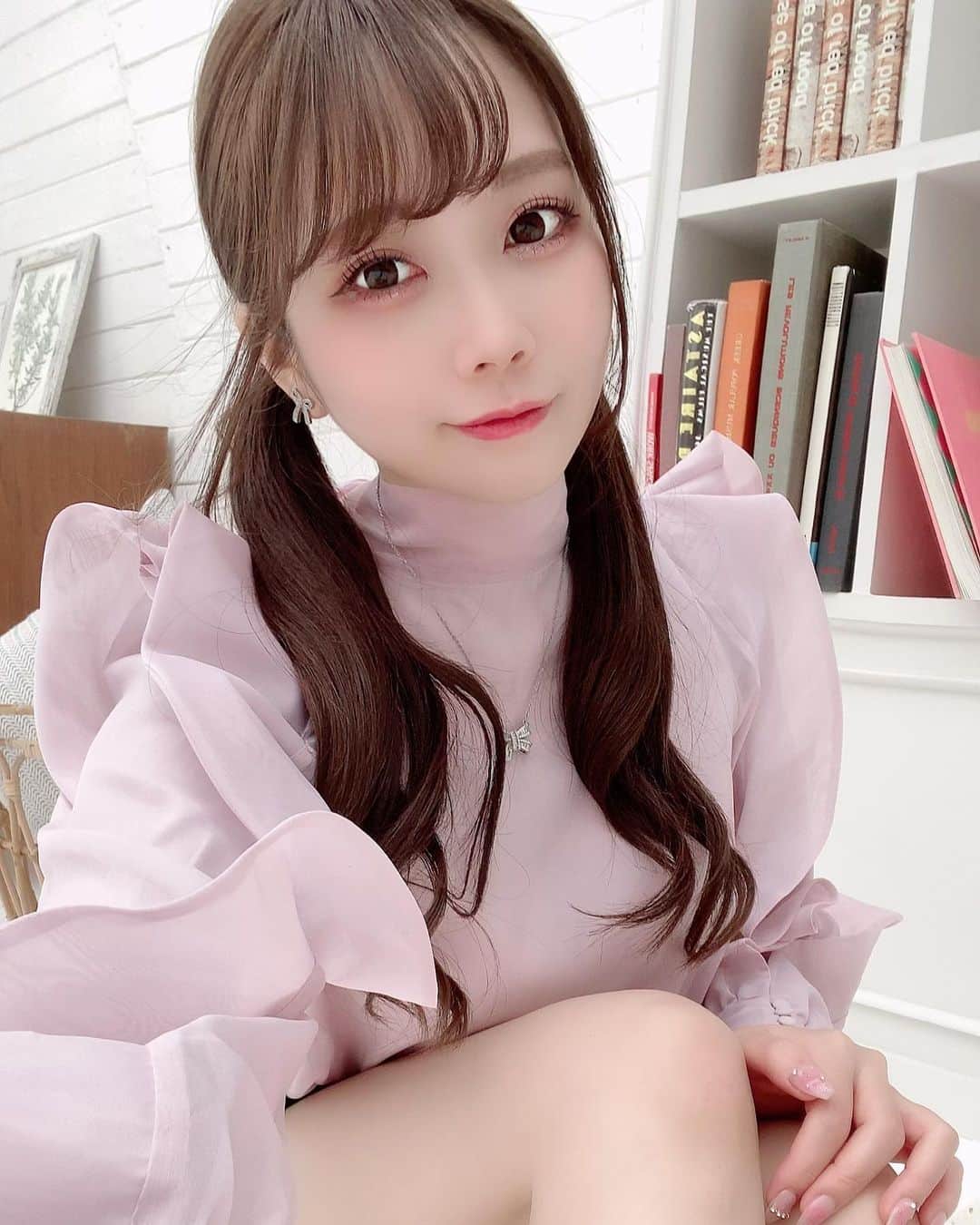 ないるさんのインスタグラム写真 - (ないるInstagram)「今日も1日おつかれさま♡  snidelのブラウスとっても可愛くてお気に入り😌」4月20日 20時22分 - nairuru.i