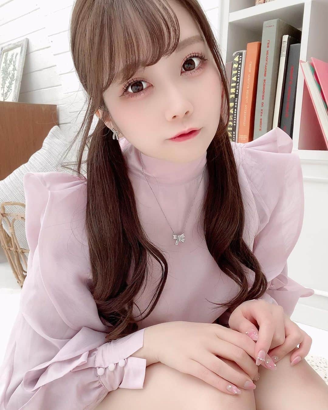 ないるさんのインスタグラム写真 - (ないるInstagram)「今日も1日おつかれさま♡  snidelのブラウスとっても可愛くてお気に入り😌」4月20日 20時22分 - nairuru.i