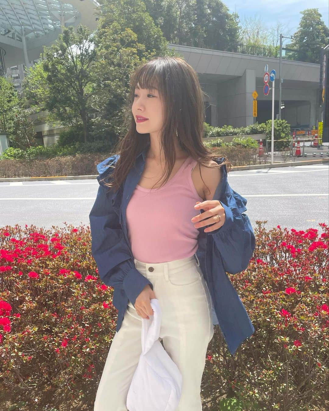 西川瑞希（みずきてぃ）さんのインスタグラム写真 - (西川瑞希（みずきてぃ）Instagram)「真っ赤なお花が綺麗だったのでパシャリ🌹鮮やかなお花にたくさん出会えて嬉しい季節//  この日は @cheriemona_official のダンガリーラッフルブラウスをあけてさらっと羽織にしてコーディネート☺︎ピンクの差し色をいれてみたよ！  本日2022ssの新作も追加されたのでよかったら是非チェックして見てください✨  #cheriemona #newarival #springfashion #fashion #springsummer #春コーデ #ダンガリー #ブラウス #春夏コーデ #カジュアルコーデ #大人女子 #差し色」4月20日 20時38分 - mizuki_nishikawa_